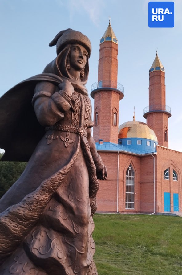 Памятник одной из жен хана Кучума хотят поставить в Тюменской области. Идею одобрили не все жители. Согласно легендам, Сузге Ханым сопротивлялась присоединению Сибири к России и покончила с собой, когда ее город взяли отряды Ермака. Скульптуру планируют установить на территории комплекса «Искер» в Тобольском районе. Автор идеи — председатель Совета РТОО «Наследие» по региону Луиза Шамсутдинова. По нашим данным, она не стала согласовывать установку с облкомитетом по делам национальностей. Идея поставить такой памятник понравилась далеко не всем местным. В Сети они написали, что такими темпами поставят и монумент в честь хана Кучума. Однако были и те, кто отметил, что скульптура стала бы «гордостью сибирских татар». Просветитель, историк и бывший глава Тобольска Аркадий Елфимов заявил нам, что не видит ничего плохого в установке памятника Сузге Ханым. У всех свои взгляды на великую многонациональную историю России, пояснил он. Однако скульптуру в честь хана Кучума Елфимов бы не одобрил.