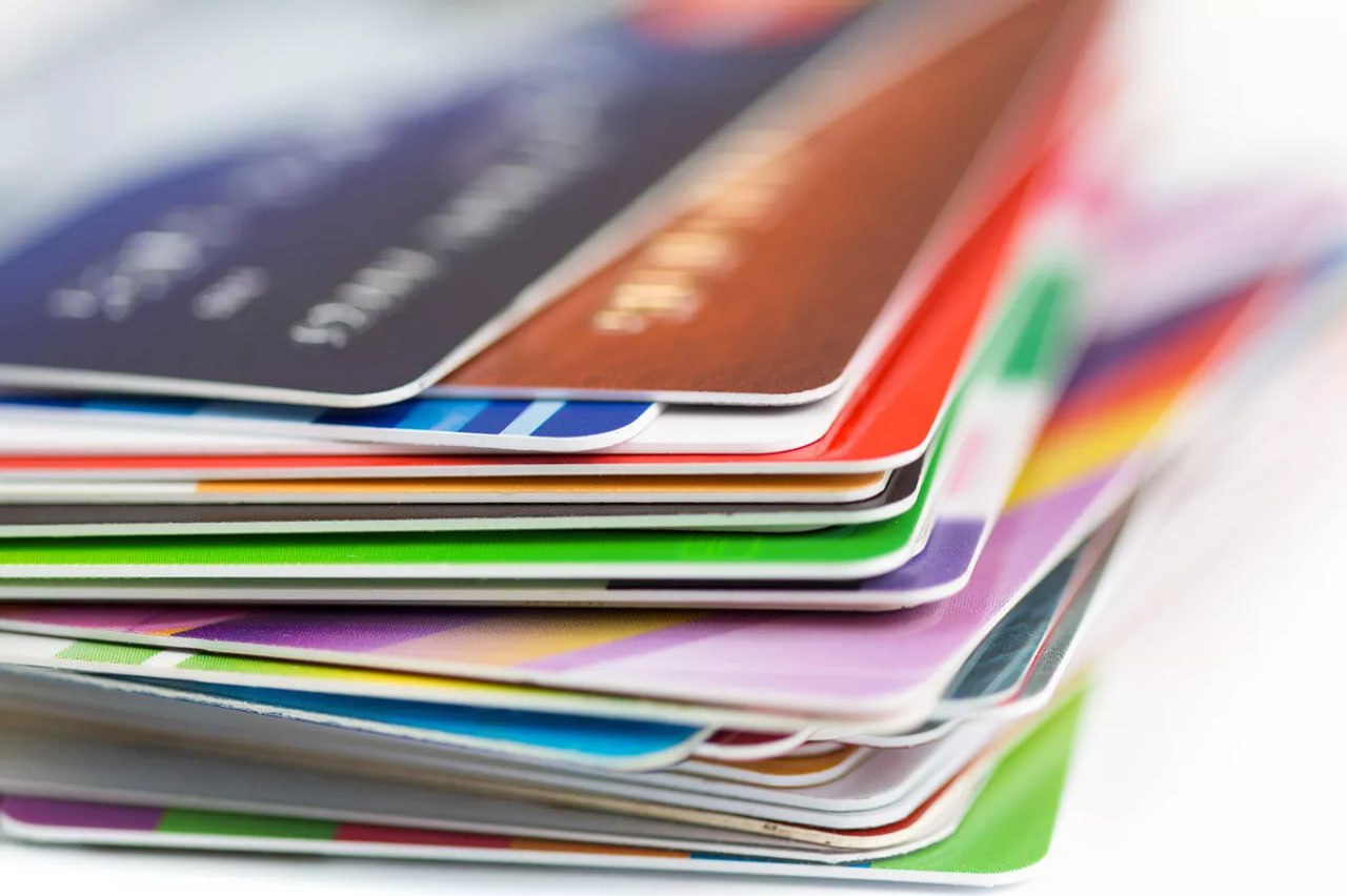 Россияне в ноябре оформили минимальное количество кредитных карт с весны 2022 года всего 1 02 миллиона штук подсчитали для РИА Новости в компании Скоринг бюро Сумма выданных кредитов тоже на минимуме с апреля 2022 года в 93 5 млрд рублей Подписаться на РИА Новости экономика Все наши каналы