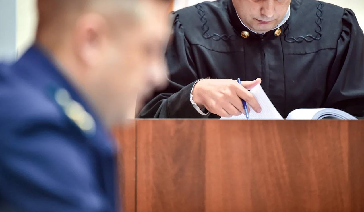 В Самаре будут судить 52 летнего распространителя порно В Самаре завершено расследование уголовного дела о незаконном распространении порнографии с использованием интернета п б ч 3 ст 242 УК РФ В настоящее время утверждено обвинительное заключение по нему и материалы направлены в Ленинский районный суд Самары Об этом сообщает прокуратура В преступлении обвиняется 52 летний местный житель Следствие установило что фигурант уголовного дела размещал и отправлял порнографические фотографии в социальной сети Санкции п б ч 3 ст 242 УК РФ предусматривают до шести лет лишения свободы kommersant volga