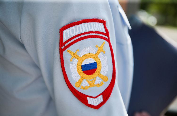 Лидера скинхедов осудили в Приморье на 12 лет лишения свободы Вынесен приговор в отношении группы экстремистов, пропагандировавших фашистские идеи в Приморском крае. «Идейный вдохновитель» получил 12 лет лишения свободы. В 2016 году у жителя Владивостока 1991 года рождения, движимого мотивами идеологической и национальной ненависти, возник преступный умысел на создание экстремистского сообщества для подготовки и совершения на территории Владивостока преступлений экстремистской направленности. Пропагандируя идеи фашизма, национальной нетерпимости, он вовлёк в преступную деятельность ещё шесть «последователей» – 1999, 2001, 2002, 2003 и 2004 годов рождения, среди которых была и девушка. Группа устраивала нападения на иностранных граждан на улицах дальневосточной столицы. Параллельно вели активную деятельность в соцсетях, оправдывая и пропагандируя фашистские постулаты. С каждым разом лидер утверждался в своей силе, устанавливая, в том числе, внутри группировки жёсткие порядки, иерархию, распределив роли между всеми её участниками. Деятельность группы он разделил на акции «прямого» действия – это совершение насильственных, силовых действий в отношении нерусских – и «непрямые» акции, такие как рисование какой-либо свастики, символики ультраправой идеологии и лозунгов на стенах и фасадах зданий. Со временем свои вылазки банда стала осуществлять более дерзко и нагло, невзирая на многолюдность или время суток. Однако деятельность группы была пресечена сотрудниками УФСБ России по Приморскому краю. Ленинский суд Владивостока назначил главарю группировки 12 лет лишения свободы, остальные члены получили условные сроки. Не согласившись с приговором районного суда, он подал апелляцию в краевой суд, который поддержал решение первой инстанции. Приговор вступил в силу.