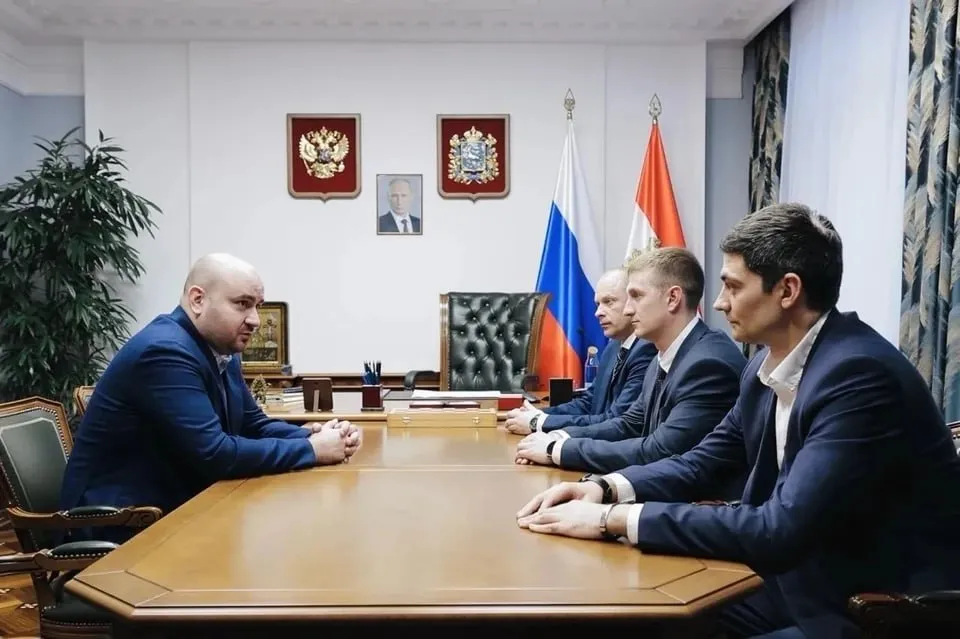Губернатор Самарской области встретился с участниками программы Время героев В правительстве Самарской области 8 апреля прошла встреча губернатора Вячеслава Федорищева с участниками президентской программы Время героев На ней обсуждали интеграцию ветеранов СВО в сферу государственного и муниципального управления и реализацию их проектов Одним из участников программы Время героев является Андрей Еремин который недавно стал замминистра молодежной политики Самарской области Во время встречи он поблагодарил губернатора и правительство региона на поддержку в гражданской деятельности   Подпишись на truekpru63 Мы в MAX