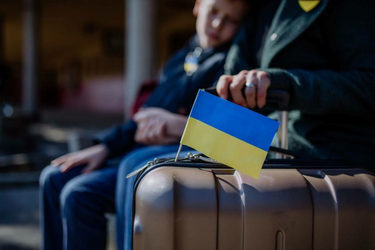 Эстония сворачивает компенсации за жильё украинским беженцам. С начала мая власти прекращают выплачивать до €1200 на домохозяйство украинцам с временным убежищем. Раньше эта сумма помогала арендовать постоянное жильё.