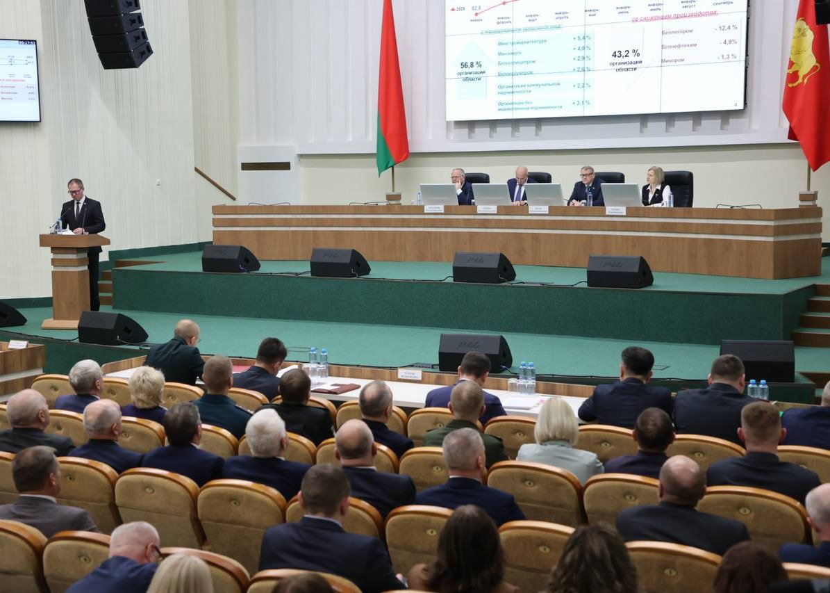 Василий Герасимов принял участие в заседании Гродненского облисполкома   Рассмотрены итоги социально экономического развития области и исполнения бюджета Гродненской области за 9 месяцев 2025 года Отмечено невыполнение областью основных показателей развития темпов роста валового регионального продукта ВРП и производства продукции сельского хозяйства Особое внимание обращено на складывающиеся негативные тенденции в отрасли животноводства в частности уменьшение поголовья и рост падежа скота Медленными темпами и со срывами сроков в регионе ведется капремонт жилфонда Отдельно указано на необходимость безусловного соблюдения организациями финансовой дисциплины По итогам заседания поручено до конца текущего года принять меры по обеспечению выполнения доведенных показателей социально экономического развития