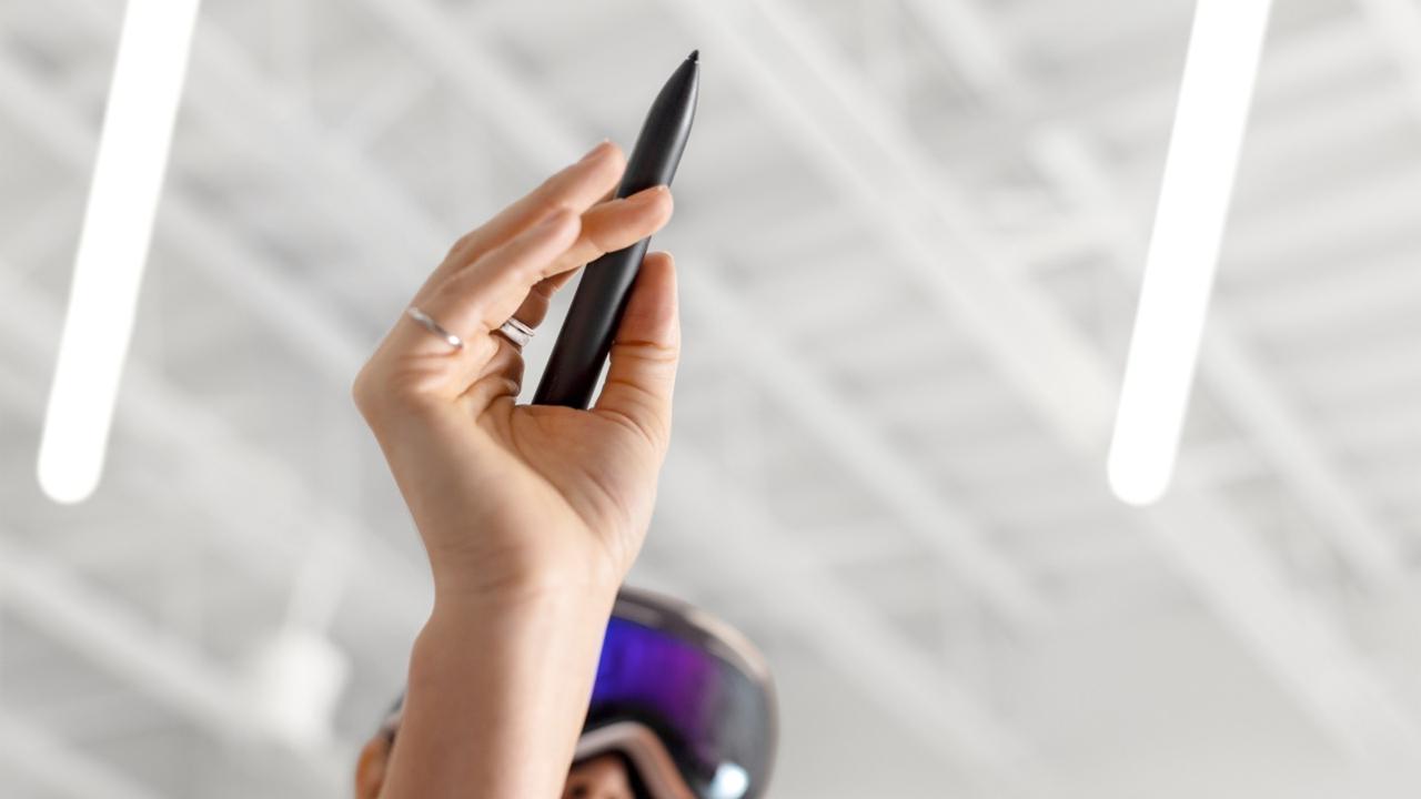 Стилус для Vision Pro Logitech выпустит в продажу Logitech Muse контроллер в виде Apple Pencil для Vision Pro Продажи стартуют 22 октября в один день с новым Vision Pro на M5 С Logitech Muse можно как передвигаться по интерфейсу visionOS так и писать или рисовать Есть тактильная отдача датчик для работы на поверхностях а также кнопка с датчиком силы нажатия Цена 129 долларов 10 200 рублей rozetked me news 42171
