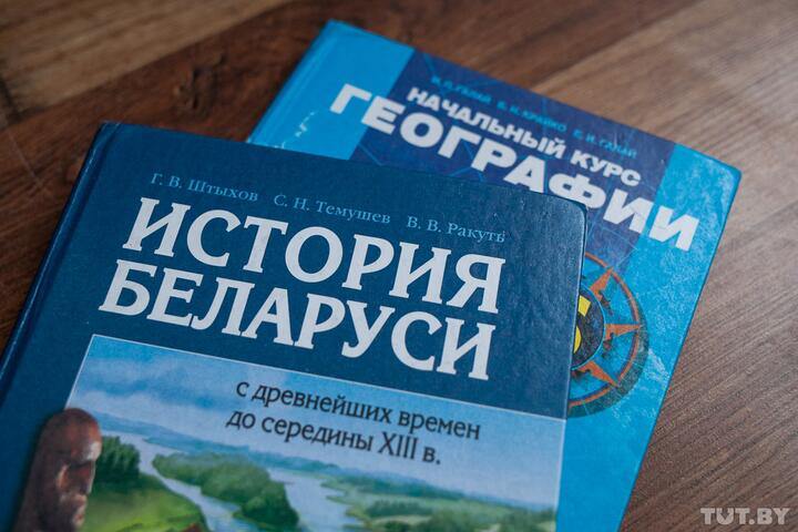 Министр образования рассказал, какие изменения внесли в учебник по истории Беларуси для 10 класса.  «Позволяет сформировать чувство уважения к своей стране».     Не открывается ссылка? Попробуйте эту или скачайте наше приложение для Android или iOS.