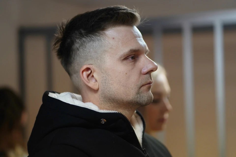 В Челябинске суд признал виновным в мошенничестве Александра Калитюка бывшего заместителя начальника центра Э отдела по борьбе с экстремизмом Суд постановил признать Калитюка виновным в преступлении зачитал приговор судья Калитюк получил три года колонии общего режима штраф в 700 тысяч рублей Также два года он не сможет занимать должности в органах На вопрос о желании продолжить карьеру Калитюк не ответил После оглашения приговора у него потекли слезы Реального срока Калитюк не ожидал хотя и взял сумку с вещами Калютюку зачтут время нахождения в СИЗО и под домашним арестом Сохраняется арест на 31 тысячу рублей и 1 доллар по курсу 96 рублей вклады Калютюка на некоторых счетах в банке Также в вещдоках хранятся купюры банка приколов на сумму 2 млн 700 тысяч рублей они будут уничтожены передает из зала суда корреспондент КП Челябинск Подписаться на chelkp Мы в MAX