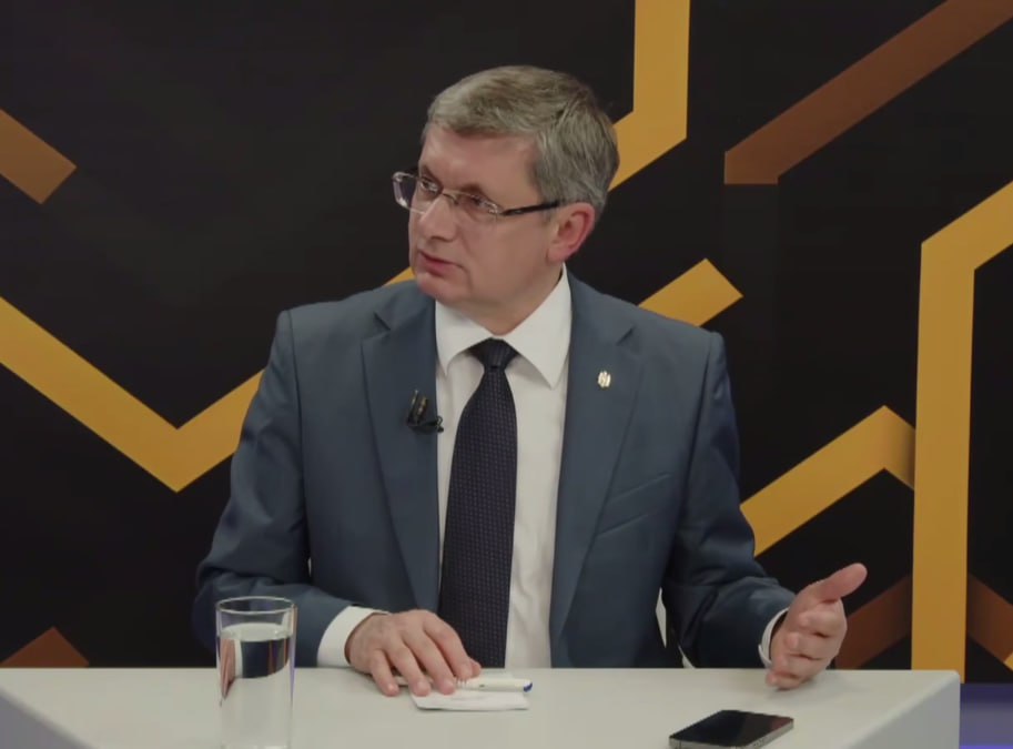 Парламент Молдовы нового созыва займется регулированием социальных сетей Спикер Игорь Гросу в телеэфире напомнил про обращение Конституционного суда в парламент по поводу отслеживания информации в онлайн среде Мы когда обращаемся или ждем чего то от этих гигантов компаний владеющих соцсетями ред то их первый вопрос к нам а какие у вас национальные законодательные нормы которые мы должны учитывать заявил Гросу По его словам национальное законодательство в определенной степени регламентирует работу интернет сайтов которые связаны с телеканалами Однако все что касается других онлайн платформ законов нет  Гросу рассказал что после выборов уже провел беседу с главой Совета по аудиовизуалу rusputnikmd 2