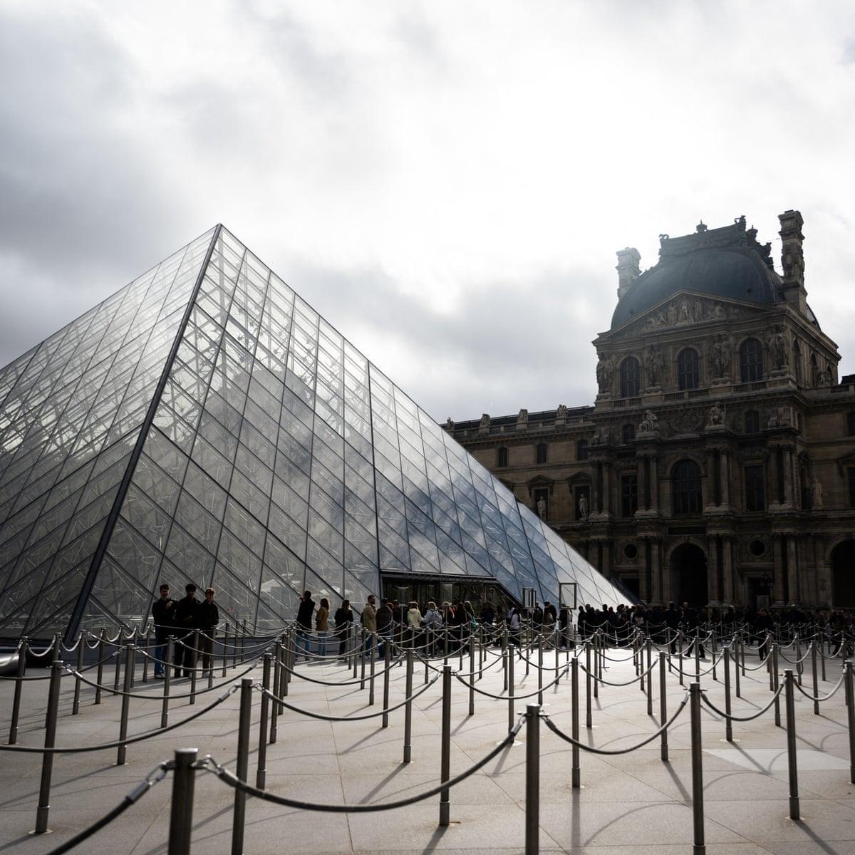 Череда несчастий Лувра не заканчивается Сначала кража французских королевских драгоценностей в октябре потом прорыв труб и повреждение сотен исторических книг и документов включая записи о первых египетских раскопках XIX века часть документов по словам представителей музея уже невозможно восстановить А теперь новый удар работники Лувра объявили забастовку которая начнется на следующей неделе из за условий труда в ветхих галереях Если к ней как планируется присоединятся 2100 человек доступ к крупнейшим экспозициям музея может быть серьезно ограничен в самый разгар праздничного сезона