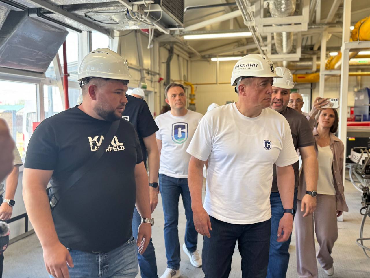 Газификация и обновление дорог: руководители региона осмотрели ключевые проекты в Поронайске В завершение рабочей поездки губернатор Валерий Лимаренко и председатель областной Думы Елена Касьянова побывали на площадке новой газовой котельной № 4. Ее строительство находится на финишной прямой. Новый объект коммунальной инфраструктуры обеспечит теплом жителей 26 многоквартирных и 18 частных домов, а также две школы, здания и сооружения порта, местные отделения полиции и почты. – Автоматизированная газовая котельная мощностью 13,5 МВт в микрорайоне «Порт» придет на смену старым угольным котельным, что повысит стабильность теплоснабжения и улучшит экологическую обстановку в городе. Благодаря таким преобразованиям развивается топливно-энергетический комплекс региона, в том числе в рамках региональной программы газификации и нового нацпроекта «Инфраструктура для жизни, – констатировала председатель парламента. Не остались без внимания дорожные изменения. Капитальный ремонт проводится на участке улицы Победы от улицы Октябрьской до железнодорожного переезда. Планируется обновить ливневую канализацию, заменить основание дороги и расширить проезжую часть. Рабочую поездку в Поронайский муниципальный округ завершила встреча главы региона, председателя областной Думы и профильных министров с населением. Был заслушан доклад мэра о главных итогах 2024 года, прозвучали ответы на вопросы жителей района, часть обращений взята в работу. Подробнее на сайте областной Думы.