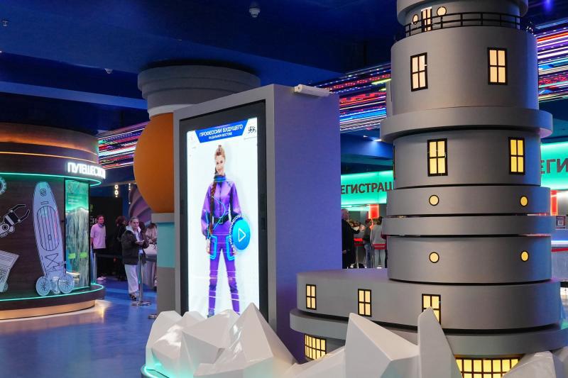 Камчатка приняла участие в выставке Дни регионов Дальнего Востока в Москве В Национальном центре Россия открылась выставка представляющая уникальные возможности и перспективы Дальнего Востока Гостям предлагается познакомиться с несколькими интерактивными зонами и арт объектами позволяющими ощутить атмосферу каждого региона Среди участников есть и стенды Камчатского края Главная цель выставки рассказать об ускоренном развитии дальневосточных регионов возможностях в сфере образования трудоустройства жилищной политики культуры туризма экономики и предпринимательства Важно помнить что популяризация Камчатки помогает раскрыть её потенциал и укрепить связь между нашими субъектами создавая мосты для сотрудничества и прогресса прокомментировали в Министерстве туризма Камчатского края Выставка продлится с 1 по 30 ноября 2025 года ежедневно кроме понедельника Вход через западный вход Национального центра Россия по адресу г Москва Краснопресненская набережная д 14 стр 18 Мы в MAX