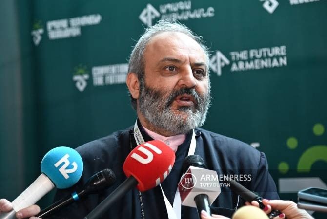 Суд общей юрисдикции города Еревана продлил на три месяца срок содержания под стражей лидера движения Священная борьба архиепископа Баграта Галстаняна