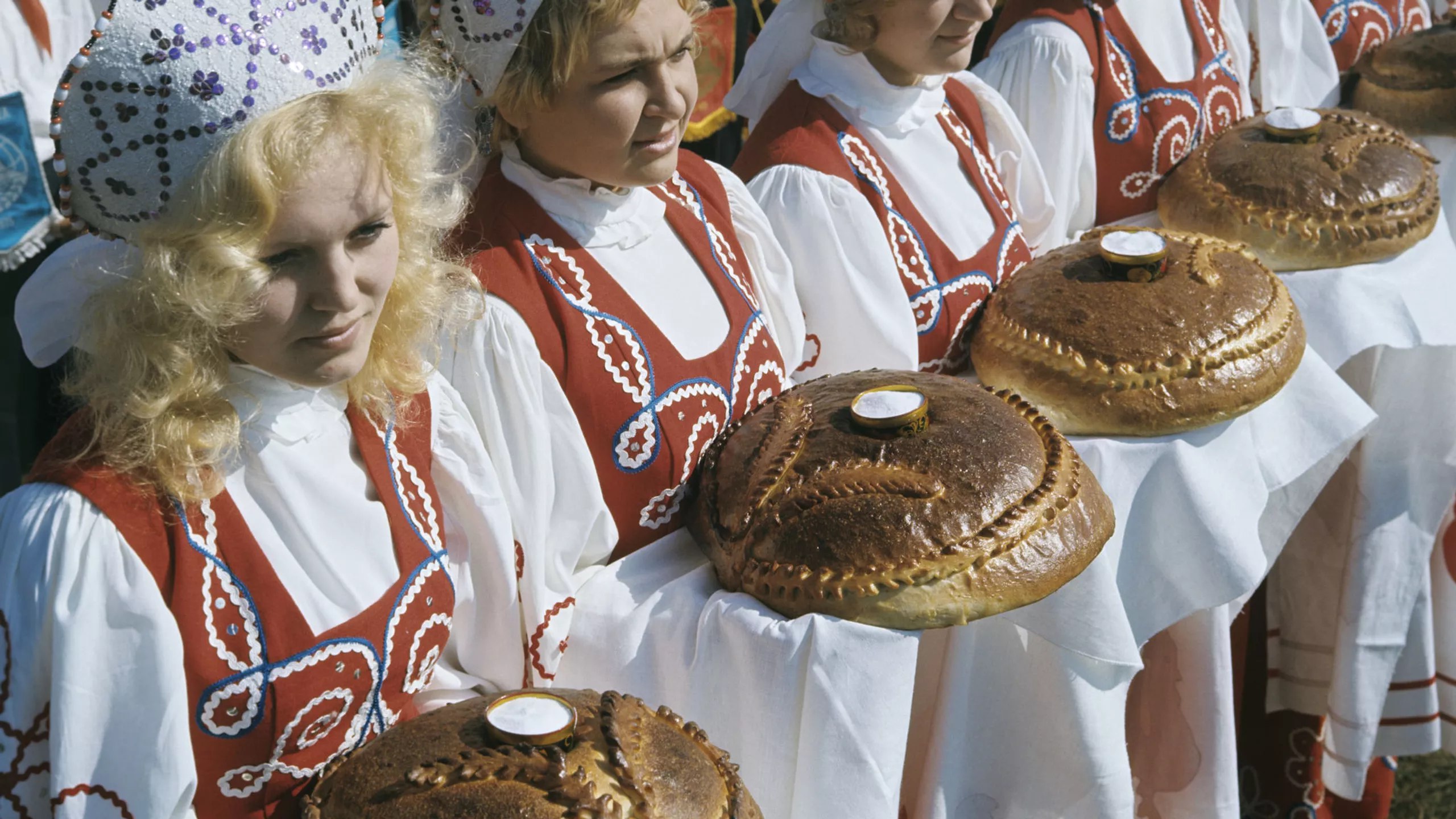 Китайские девушки превратили брак в источник дохода, поэтому толпы их соотечественников-мужчин отправляются заграницу в поисках "хороших жен", пишет Tencent. Многие решили попытать счастья в России — ведь женщин в стране почти на 10 миллионов больше, чем представителей сильного пола.