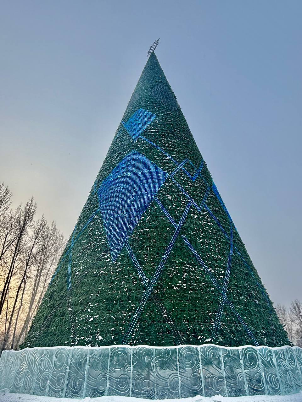 В Татышев-парке активно готовятся к открытию главной городской ёлки!   Ледовые скульптуры практически готовы, специалисты чистят территорию и скаты.   А ещё тестируют иллюминацию на главной новогодней красавице, чтобы она радовала своей красотой на открытии 27 декабря!   #новогоднеенастроение