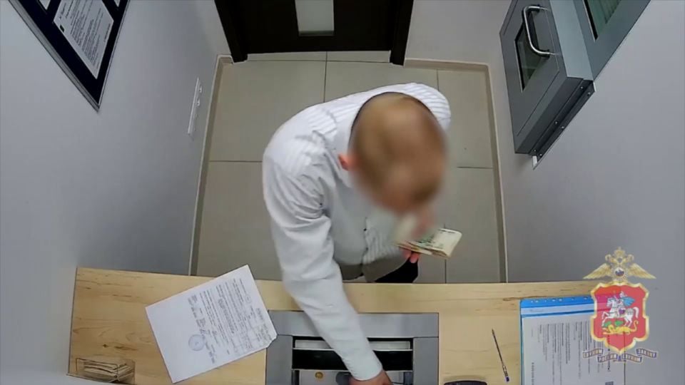 Полиция Подмосковья вычислила дроппера, на чей счёт обманутая пенсионерка перевела 2,5 млн рублей Сотрудники уголовного розыска УМВД России по Ленинскому г.о. задержали ранее неоднократно судимого 22-летнего уроженца Республики Крым, подозреваемого в оказании содействия телефонным мошенникам в обмане 60-летней жительницы Московской области. Аферисты действовали по отработанной схеме. Сначала позвонил якобы работник Мосэнергосбыта и под предлогом проверки электросчётчиков попросил назвать ему код из смс-сообщения. Потом с потерпевшей связались псевдосотрудники Роскомнадзора и ФСБ. Собеседники пояснили, что мошенники получили доступ к её личному кабинету на Госуслугах и оформили доверенность на гражданина Украины. В целях сохранения имущества и денег ей необходимо срочно продать свою машину, пока это не сделали аферист... Подробнее>>>