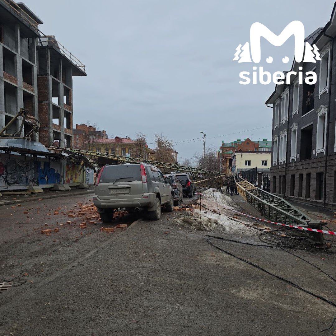 Кран рухнул на стройке в Томске.  Конструкция упала на Белинского у багетной мастерской. Зацепило машины, а всё вокруг засыпало кирпичами.