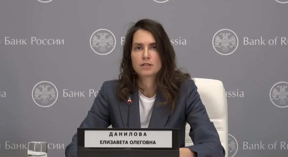 Елизавета Данилова, директор департамента финансовой стабильности ЦБ РФ: Мы знаем, что застройщики всегда использовали такой инструмент рассрочку – прим. , но в последнее время, особенно с середины прошлого года, все чаще они к нему прибегают. По опросам, оценочным данным, у некоторых застройщиков уровень рассрочки доходит до 50% и более. В последние месяцы наблюдается снижение объема продаж жилья примерно на 10%, однако в денежном выражении продажи выросли на 7%. Но, конечно, не нужно слишком радоваться этим цифрам, поскольку мы понимаем, что за этим ростом стоит повышенный объем продажи через рассрочку. Увеличение доли рассрочек создает неопределенности как для самих застройщиков, так и для клиентов. Застройщики становятся кредиторами и могут нести кредитные риски, с которыми они не умеют работать так, как банки, например, при выдаче рассрочки они не учитывают платежеспособность клиентов. Кроме этого, сохраняется риск отказа от договора заемщиком. Застройщик не может быть уверен, что получит средства в полном объеме за проданную квартиру. ЦБ следит за ситуацией и рекомендует банкам внимательнее относиться к подобному росту доли рассрочек. Мы рекомендуем банкам внимательно относиться к этому, смотреть, по каким проектам застройщики особенно активно предлагают рассрочку, потому что это, в том числе для банков, финансирующих проект, фактор риска. #цбрф #рассрочка