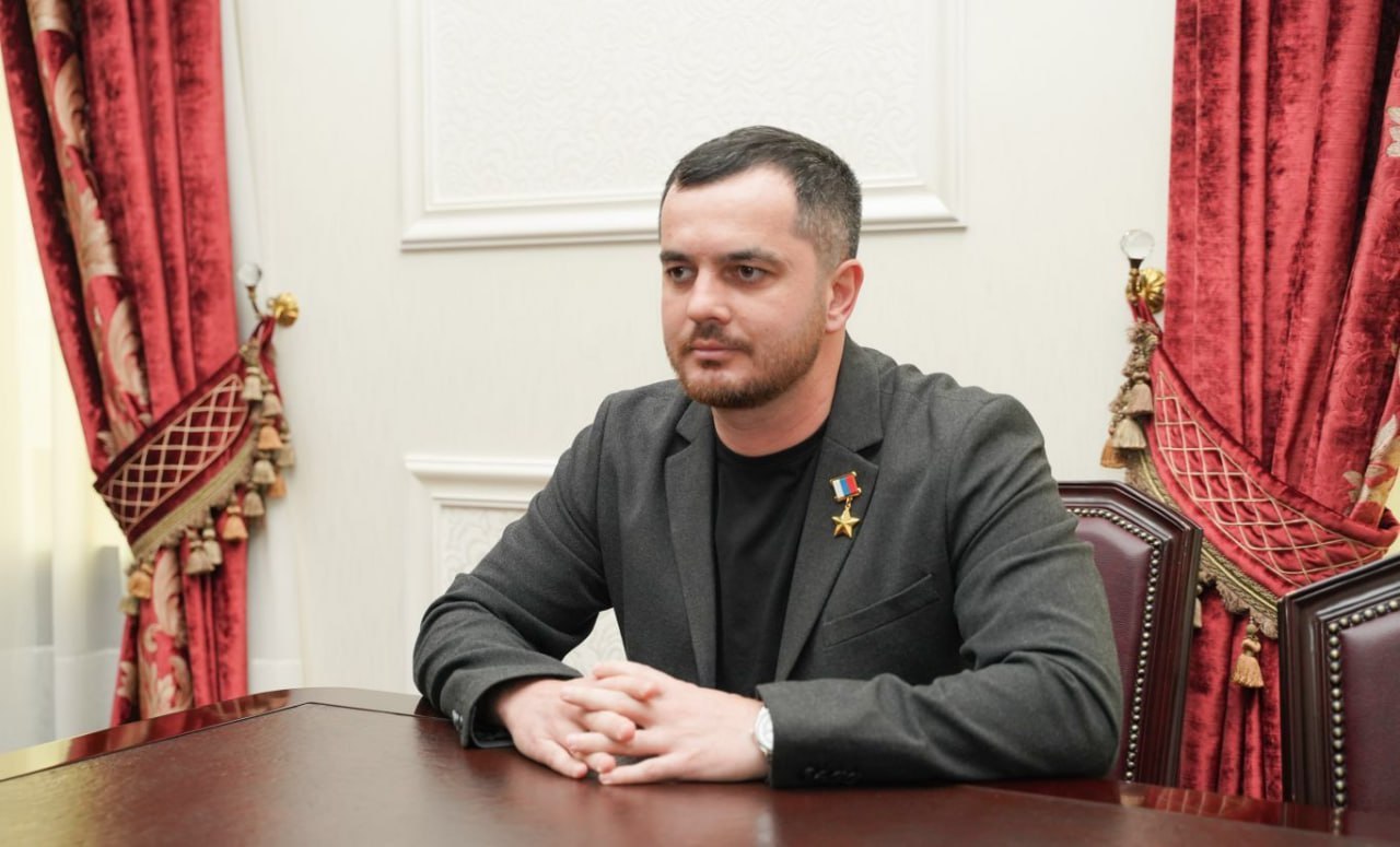 Герой России Юрий Абаев назначен на должность министра труда и социального развития Северной Осетии Герой России, кавалер ордена Мужества и участник президентской программы «Время героев» Юрий Абаев назначен министром труда и социального развития Северной Осетии. Соответствующий Указ подписал Глава Северной Осетии Сергей Меняйло. Он выразил уверенность в том, что Юрий Абаев проявит себя на новой должности самым лучшим образом. «Задача, поставленная Президентом России, о создании команды управленцев из числа участников СВО имеет глубокий посыл. Ребята, которые защищали страну на передовой и поставили для себя интересы Родины во главу. Юрий Абаев как раз из категории ребят, кто хочет и умеет работать на благо своей страны и республики», – сказал он. Комментируя свое назначение, Юрий Абаев отметил, что для него большая честь работать на благо родного региона. «Осетия – мой родной регион, где я прожил до 16 лет, поэтому вернуться сюда – значит реализовать свою мечту – работать на благо малой родины. В должности министра труда и социального развития вместе с командой направим усилия на всестороннюю адаптацию участников спецоперации к мирной и комфортной жизни» - подчеркнул Юрий Абаев. Юрий Абаев родился во Владикавказе в 1990 году. В 2012 году окончил Московское Высшее Военное Командное Училище. За выполнение боевых задач удостоен звания Героя России, также награжден орденом Мужества, медалью «За отвагу», медалью Суворова. С мая 2024 года является участником президентской программы «Время героев». #СвоихНеБросаем #ЗащитникиОтечества