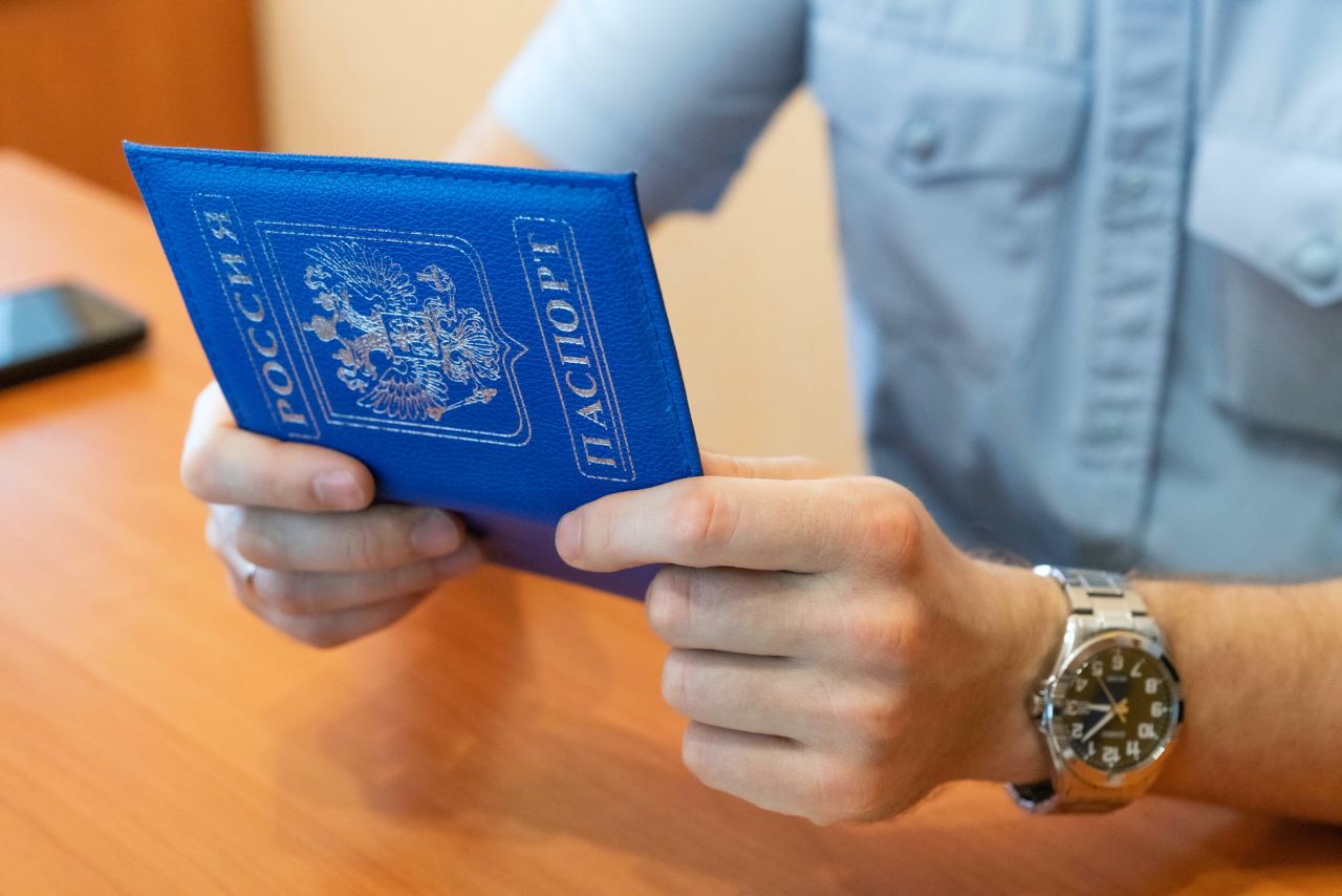 В праздничные дни два подразделения южноуральской полиции изменят график работы В этом году благодаря переносу выходного с 8 марта на пятницу, 13 июня, День России и последующие три дня станут выходными. Таким образом, с 12 по 15 июня включительно будут нерабочими днями. В этой связи изменился график приема посетителей сразу в двух крупных подразделениях полиции Южного Урала. Так, регистрационно-экзаменационные отделы ГАИ в Челябинской области 12 и 13 июня будут закрыты. 14 июня регистрация транспорта и выдача водительских удостоверений будет проводиться в обычном режиме, в воскресенье, 15 июня вновь выходной. При этом, важный момент, 2 отделение МРЭО в МФЦ, расположенное в Челябинске, на Университетской набережной, 125, будет закрыто все 4 дня, с 12 по 15 июня. В свою очередь, Управление по вопросам миграции и структурные отделы не будут принимать граждан 12, 13 и 15 июня. 14 июня подразделения работают с 9 до 12 часов дня. Жителям и гостям региона в полиции рекомендовали воспользоваться сайтом Госуслуг и записаться на удобную дату и время посещения.