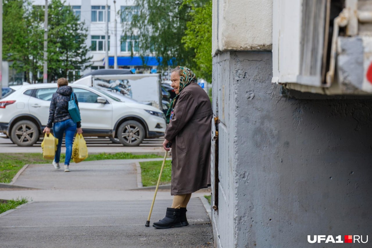 1 2 3 Почти треть жителей Омской области оказались пенсионерами По данным на 1 апреля 2025 года, в Омской области насчитывается 550,3 тысячи пенсионеров. Из них 320,1 тысяча проживает в городе, остальные — в муниципальных районах. При этом на начало 2025 года численность всего населения региона составляла 1 миллион 805 тысяч человек. ⏺По старости пенсию получают 453,5 тысячи омичей, 21,9 тысячам выплачивают пособие по инвалидности. Об этом корреспонденту рассказали в пресс-службе Объединенного социального фонда России по Омской области. ⏺В социальном фонде также отметили, что с 2021 года страховые пенсии по старости, по потере кормильца и по инвалидности проиндексировали на 46,7%, государственные — на 47,5%. «Средний размер пенсии в Омской области на 01.04.2021г. составлял 14874,75 руб., а на 01.04.2025 г. — 22058,01 руб», — отметили в фонде.