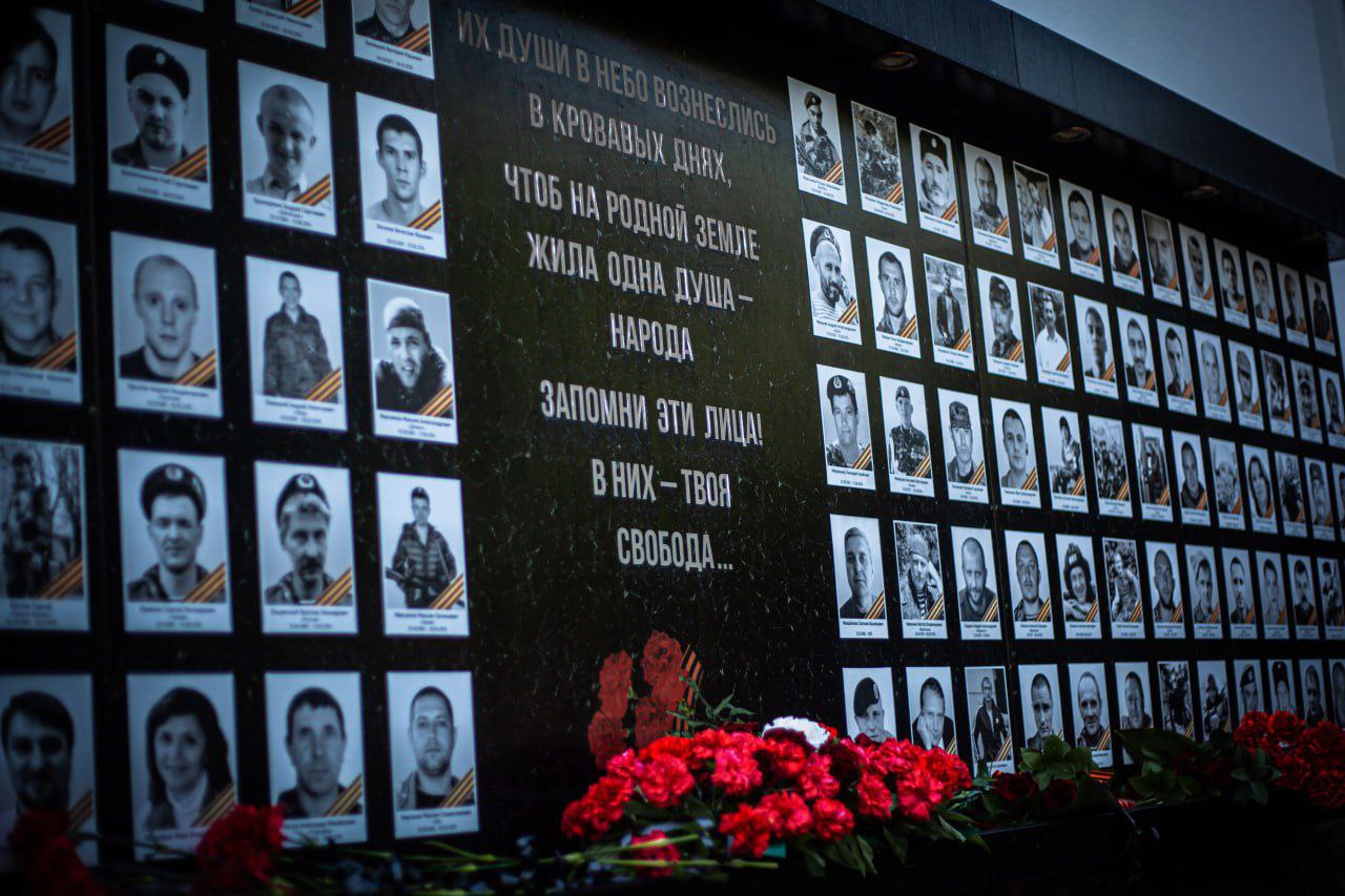 Генпрокуратура России утвердила обвинительное заключение по уголовному делу в отношении высшего политического и военного руководства Украины Всего по данным ведомства по делу о геноциде проходят 41 человек Среди них Александр Сырский Петр Порошенко Андрей Ермак Рустем Умеров Денис Шмыгаль Валерий Залужный Арсен Аваков Арсений Яценюк и другие По версии следствия в период с апреля 2014 года по настоящее время обвиняемые и иные должностные лица находясь на территории Украины с целью геноцида населения Донецкой и Луганской Народных Республик отдали приказы подчиненным вооруженным формированиям о применении против мирных жителей огнестрельного оружия бронетанковой техники боевой авиации ракетного и артиллерийского вооружения В результате украинских карательных операций погибли почти 5 тыс мирных жителей пострадали более 18 5 тыс человек получили ранения свыше 13 5 тыс человек из которых 1275 несовершеннолетние