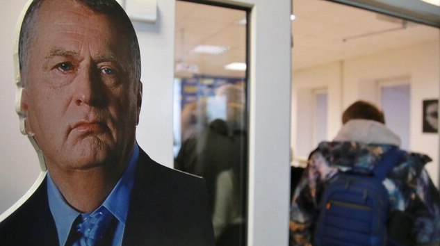 Жители Уфы отказались называть улицу именем Жириновского Больше половины участников опроса в Уфе высказались против присвоения улице имени Владимира Жириновского передает ArbatMedia Опрос организованный администрацией города завершился 25 декабря В нём приняли участие свыше 1 500 человек зарегистрировавшихся через портал Госуслуги Против переименования высказались 786 участников за 749 Собранные результаты направят в комиссию которая занимается вопросами наименования городских объектов Окончательное решение будет принято с учётом мнения горожан Против появления в Уфе улицы имени Жириновского также выступили представители башкирских национальных организаций Они считают что такое решение не отражает интересов местного сообщества Прислать новость