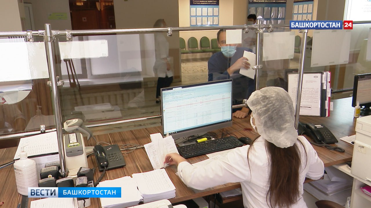 В Минздраве Башкортостана прокомментировали ситуацию, связанную со сбоем в системе «Промед»  В информационной системе здравоохранения Башкортостана «Промед» произошел сбой. Медики не могут оформить электронные медицинские документы — выписки, направления на анализы и обследования.  Пресс-служба Минздрава РБ сообщила, что работы по восстановлению системы уже ведутся. Медработникам предписано оказывать помощь в полном объеме, оформлять документы на бумажном носителе с последующим внесением в систему.  В министерстве отметили, что система «Промед» периодически обновляется, и после обновлений при больших нагрузках иногда фиксируются замедления в определенных модулях. Разработчики принимают меры по повышению отказоустойчивости системы. Служба поддержки системы круглосуточно проводит работы по устранению неполадок.   Подписаться   Сообщить новости   - "Вести"!