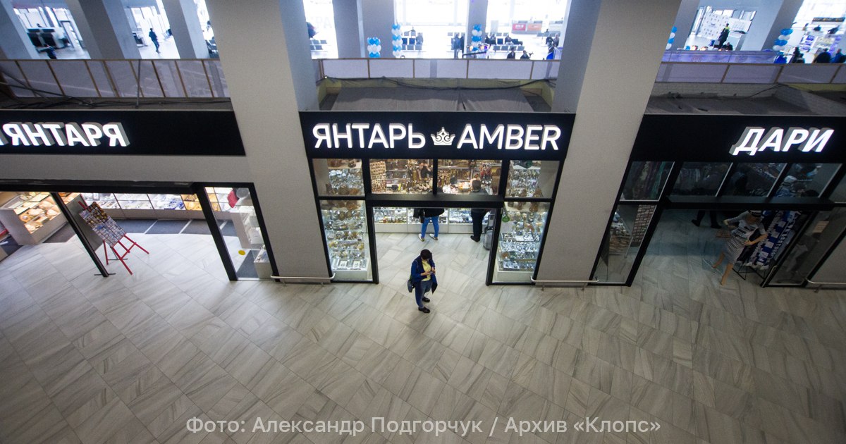 Коммунисты намерены на этот раз начать с аэровокзалов в КПРФ предложили ограничить наценку на товары первой необходимости Фракция КПРФ в Госдуме предложила ограничить наценку на товары первой необходимости и продукты питания в аэропортах Соответствующее обращение направили главе Федеральной антимонопольной службы ФАС Представляется целесообразным рассмотреть возможность установления максимальной торговой наценки на товары первой необходимости в том числе на отдельные продукты питания и кулинарные изделия в организациях расположенных на территории аэропортов на уровне не более 50 от закупочной стоимости товара говорится в письме Парламентарии уверены что в условиях регулярных задержек рейсов необходимо больше заботиться о семьях с детьми пожилых людях и гражданах с хроническими заболеваниями включая сахарный диабет