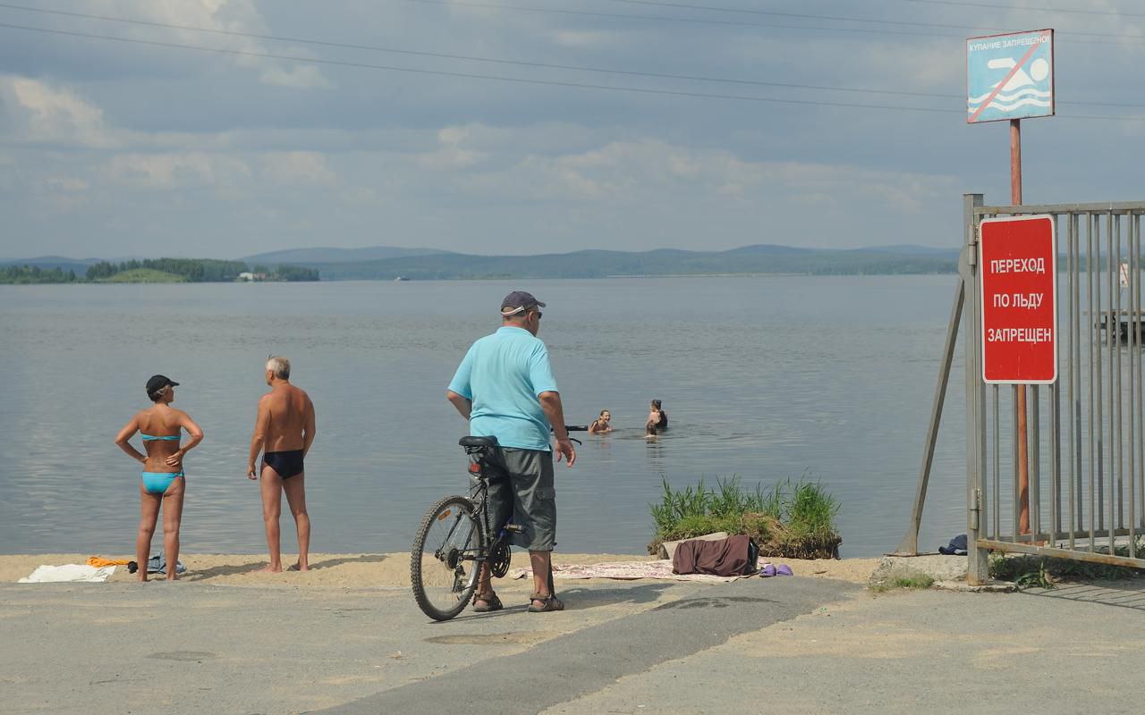 В свердловских водоемах утонули два человека Трагедия произошла у отеля «Рамада» и на Рефтинском водохранилище в Асбесте. В первом случае утонул 38-летний мужчина, во втором — 12-летняя девочка. В мае стало известно, что в Свердловской области стали в два раза чаще тонуть люди. За полтора месяца уже скончались, как минимум, 19 человек. Новости из Екатеринбурга