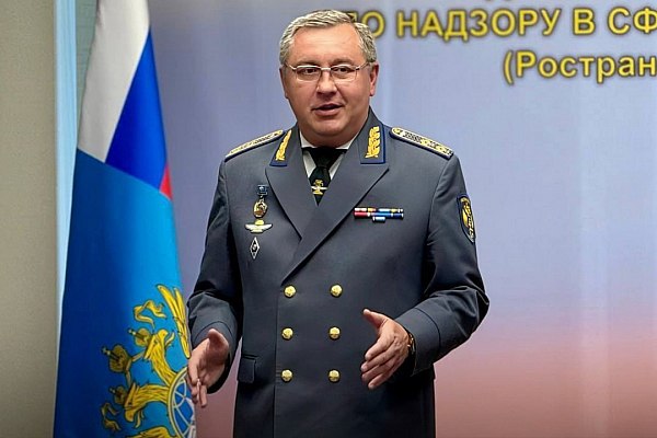 Новым главой Ространснадзора назначен Виктор Гулин Председатель Правительства РФ Михаил Мишустин назначил Виктора Гулина главой Ространснадзора. Об этом сообщает AVIA.RU со ссылкой на даныне Правительства России. В 2008 году Виктор Гулин перешел в Ространснадзор, где трудился на различных должностях. В 2019 году стал заместителем руководителя службы. В апреле 2025 года, после ухода руководителя Ространснадзора Виктора Басаргина на пенсию, Виктор Гулин был назначен временно исполняющим обязанности главы ведомства. Виктор Гулин родился в 1976 году в деревне Кукарино Можайского района Московской области. aviaru.net/n284474