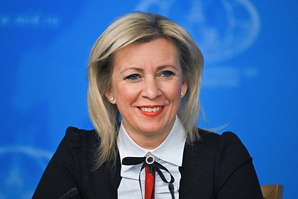Захарова высмеяла забывших убрать подозрительный пакетик и ложечку Макрона и Мерца Официальный представитель МИД Мария Захарова обратила внимание на видеозапись, на которой запечатлены сидящие за столом канцлер Германии Фридрих Мерц, премьер-министр Великобритании Кир Стармер и президент Франции Эммануэль Макрон. В своем Telegram-канале она высмеяла их поведение фразой «забыли убрать причиндалы пакетик и ложечку до прихода журналистов». Ранее в сети обратили внимание на странное поведение Макрона. При виде камер и репортеров он быстро убрал со стола подозрительный пакетик с белым веществом возможно, что это была скомканная бумажка . А Мерц схватился за «маленькую лопатку». Захарова указала, что «судьбу Европы решают во всех смыслах зависимые временщики». Он отметила, что поведение зарубежных лидеров в купе напомнило ей анекдот. «Невероятные кадры.
