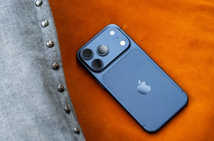 iPhone тестирует шифрование RCS переписка станет безопаснее Разработчики обнаружили в свежей бете iOS 26 4 следы долгожданной функции защиты чатов и текущий статус внедрения выглядит следующим образом запущено тестирование сквозного шифрования для протокола rcs защита пока активируется только при переписке между двумя iphone публичный релиз технологии отложен до будущих версий системы ранее сообщения rcs на ios передавались в открытом виде полноценная работа в россии все еще зависит от настроек операторов Apple медленно но верно закрывает дыры в безопасности превращая стандартные сообщения в полноценный аналог современных мессенджеров А вы пользуетесь SMS RCS или они нужны вам только для кодов подтверждения Наши каналы Аpplе