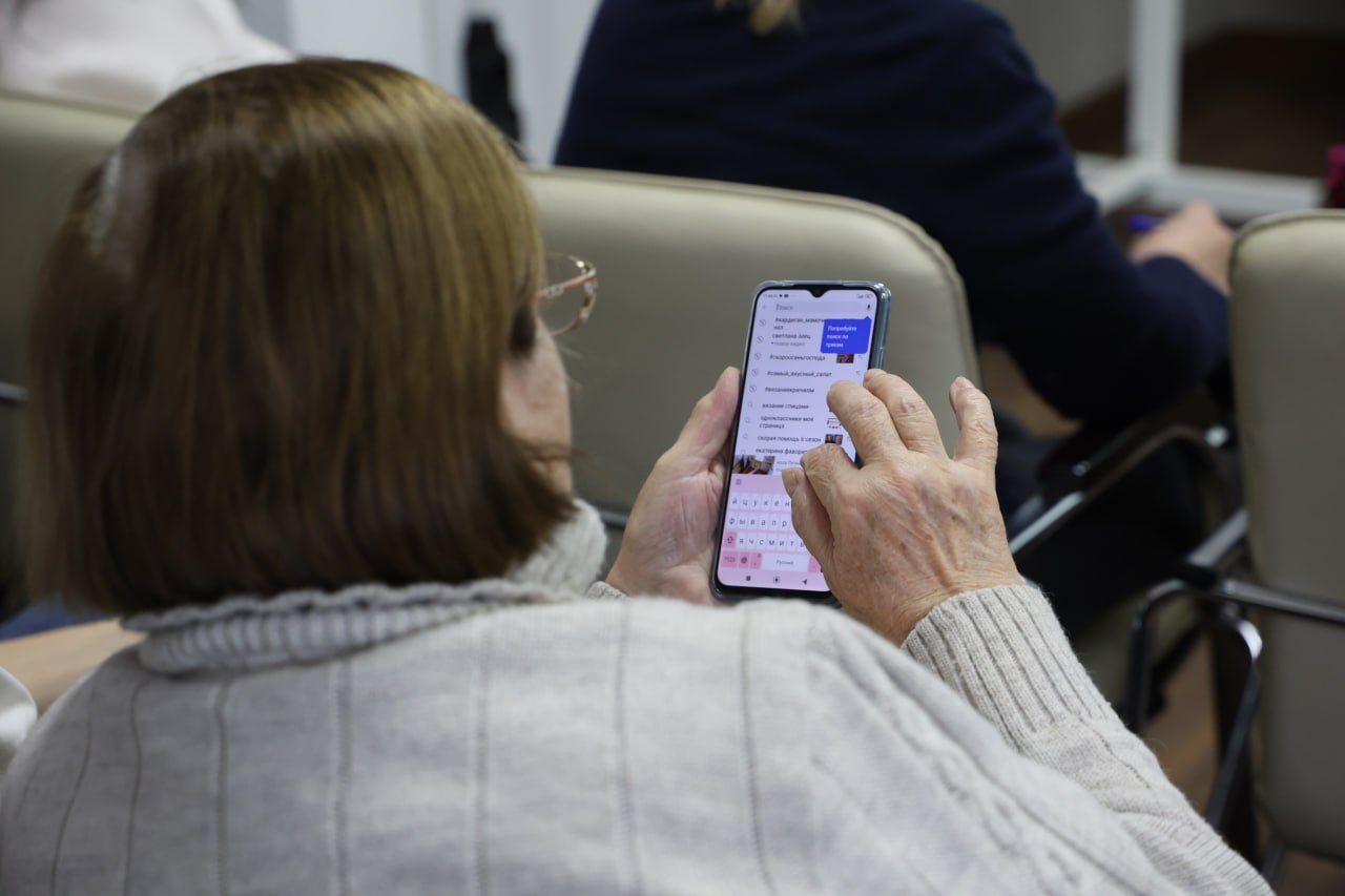 В Челябинской области 212 управляющих компаний перевели домовые чаты в Мах Домовые чаты в мессенджере Мах набирают популярность среди жителей Южного Урала Перенесли общалки на безопасную платформу уже 212 управляющих компаний во всех муниципальных округах и районах Зачастую сами жильцы становятся инициаторами создания чатов отметили в региональной Госжилинспекции Переходят на национальный мессенджер не только клиенты челябинских УК По последним данным число зарегистрированных аккаунтов в Мах достигло 50 миллионов ежедневно в нем бывают онлайн более 19 миллионов человек Пользователи уже отправили 3 7 миллиарда сообщений совершили 842 миллиона звонков А число созданных групповых чатов достигло 7 8 миллиона Подписаться на vecherchel Голосовать за канал