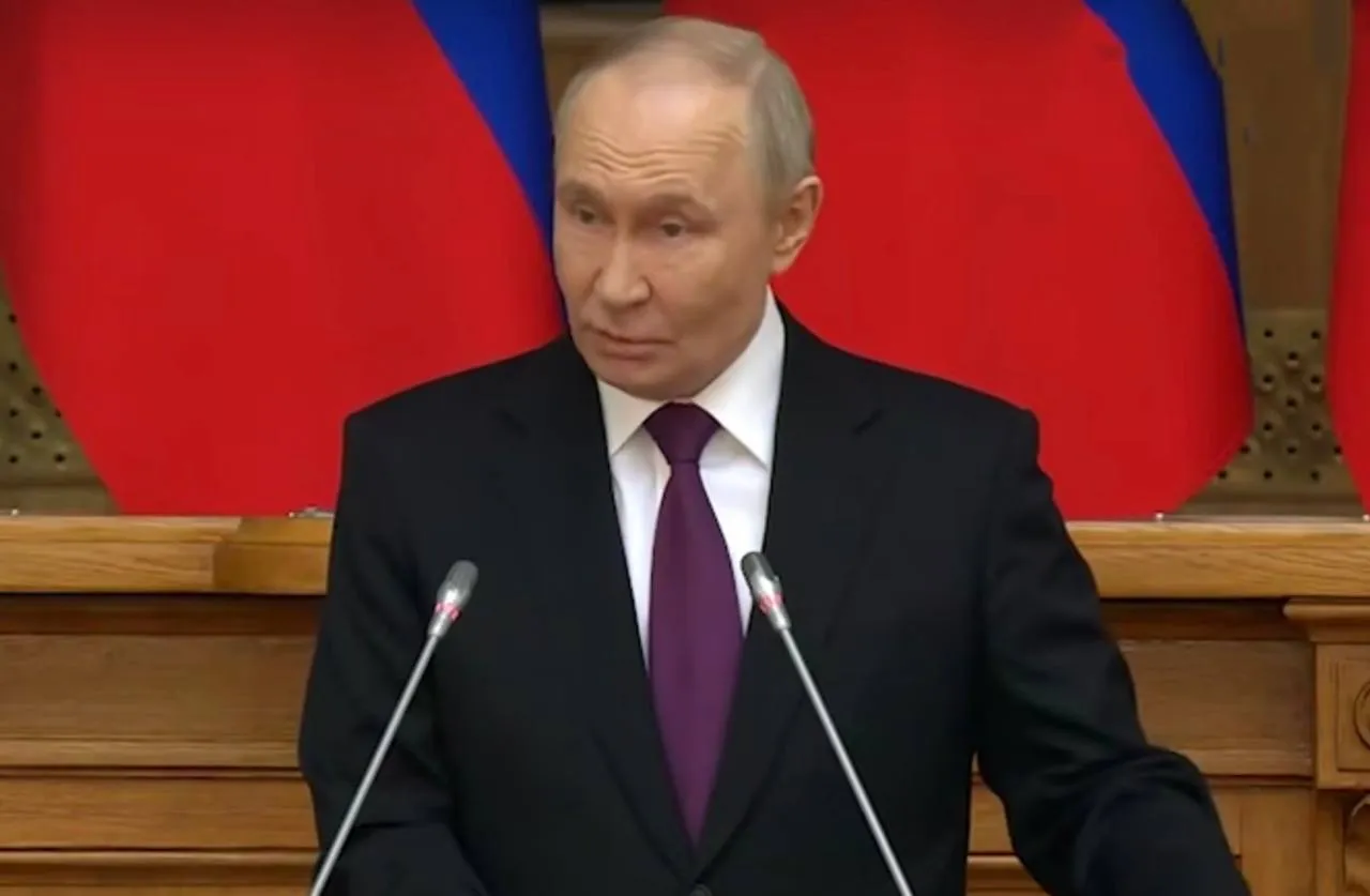 Зацикливаться только на запретах контрпродуктивно заявил Путин выступая на Совете законодателей в Петербурге Что ещё сказал глава государства Трудности временные а Россия вечна Законодательство должно быть гибким динамичным и устремлённым в будущее Предвыборная кампания в Госдуму должна пройти в соответствии с законом чтобы её итоги были легитимны и отражали волю народа Выборный процесс и острая конкуренция кандидатов не должны влиять на законодательную работу Политическая система в России доказала свою прочность и устойчивость подлинную суверенность Скриншот трансляции выступления Путина Подписаться на ДП в Telegram MAX
