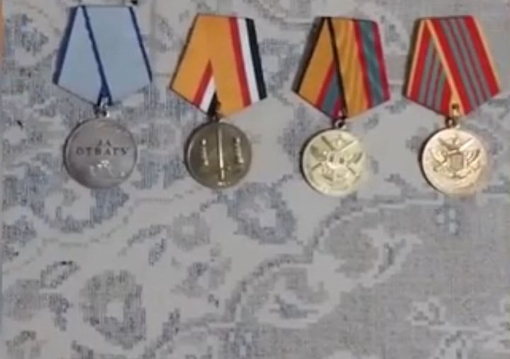 Подозреваемого в краже медалей и ювелирных изделий на 350 тысяч рублей задержали на Ставрополье О пропаже ценностей в полицию заявила дочь участника СВО Оказалось что украсть медали и изделия мог 52 летний знакомый семьи который помогал им по хозяйству сообщила представитель МВД РФ Ирина Волк Ценности нашли закопанными в сарае подозреваемого Фото полиция Ставрополья   Stavropol Media Прислать новость