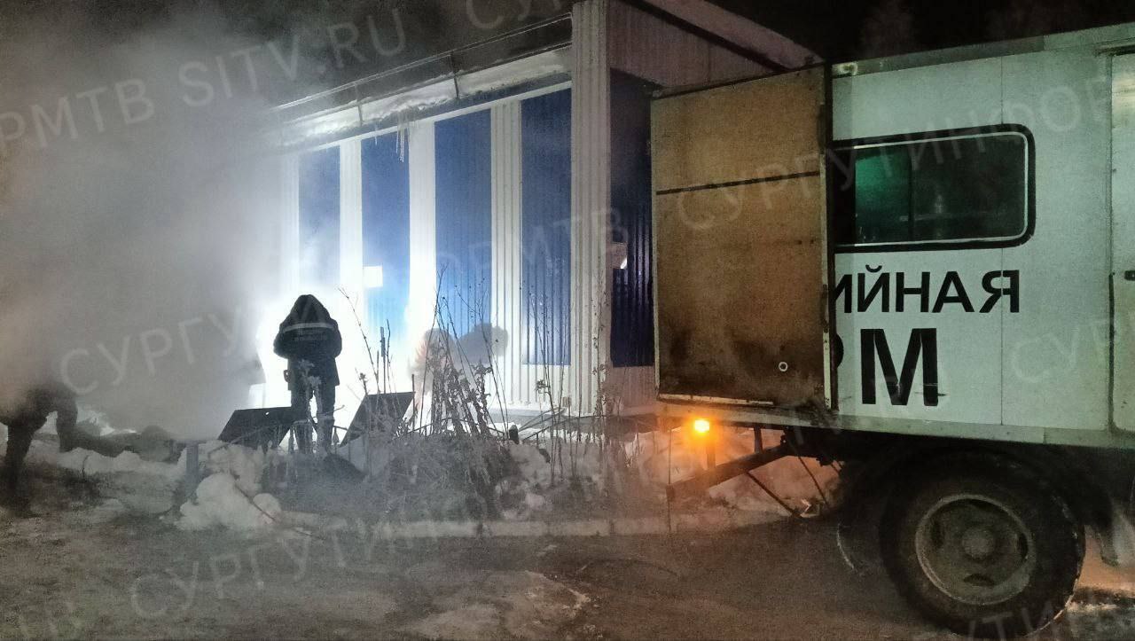 В Сургуте произошел порыв горячей воды По предварительной информации порыв произошёл на Центральном тепловом пункте недалеко от дома на улице Энтузиастов 53 По словам местных жителей горячая вода в домах сохраняется На месте работают специалисты порыв устраняется UPD В СГМУП ГТС прокомментировали В районе дома 53 по улице Энтузиастов был выявлен функциональный отказ T3 на участке внутриквартальной сети тепловодоснабжения с изливом воды в сторону улицы Губкина В настоящее время излив воды прекращен и дорожные службы приводят автомобильное полотно в соответствие с установленными требованиями Специалисты СГМУП ГТС осуществляют подготовительные мероприятия в зоне функционального отказа Отметим что отключение отопления в жилом фонде микрорайона НГДУ не осуществляется На период устранения повреждения будет происходить незначительное понижение параметров горячего водоснабжения Подписаться Прислать новость SiTV в MAX