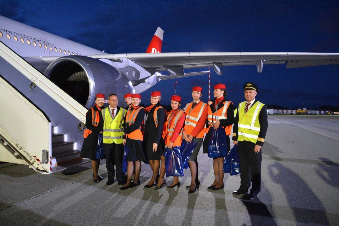 1 2 3 4 Омский аэропорт впервые принял самолет Airbus A330. Сегодня воздушное судно доставило пассажиров из Санкт-Петербурга в Омск. Чтобы самолет размещался на перроне специалисты обустроили новая увеличенную стоянку, также утвердили правила руления и расположения спецтехники. Омский аэропорт получил соответствующее заключение Росавиации, а сотрудники инженерно-авиационной службы даже прошли специальное обучение по обслуживанию самолета такого типа. В знак приветствия экипажа первого самолета Airbus A330 в Омске сотрудники службы организации перевозок подарили пилотам и бортпроводникам на память сувениры из Омского аэропорта. : Омский аэропорт Подписаться Написать в редакцию