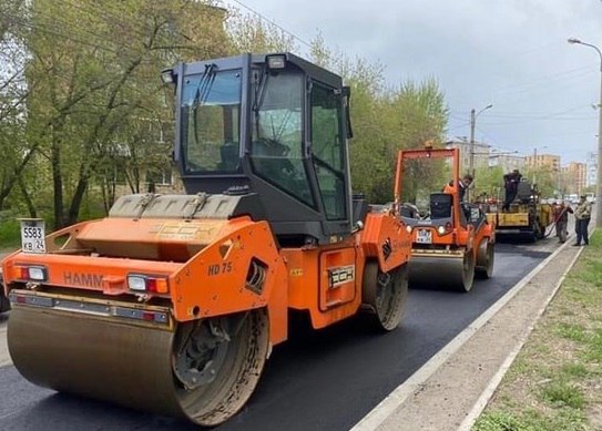 «При низких температурах, при высокой влажности асфальтобетон  не работает и укладывать его нельзя», - Вадим Серватинский.   Заведующий кафедрой автомобильных дорог и городских сооружений СФУ в эфире вечернего канала "Прима" рассказал, что асфальтобетон - довольно "капризный" материал. И если уложить его в плохую погоду, то и прослужит он куда меньше.   «Лето было жаркое, была возможность поработать. Значит, кто-то не совсем правильно спланировал свои контрактные действия. Может быть, приоритеты выставили не те, но те, которые не успели уложиться в строительный сезон, будут испытывать большие сложности. И уверен, что того качества, которое требуется, не совсем возможно добиться. Поэтому либо предлагать дополнительные усилия, либо некачественное покрытие будет», - подчеркнул Вадим Серватинский.   Красноярск Главный