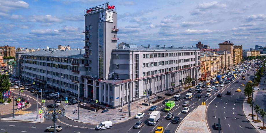 До конца года сотрудники центрального аппарата и управлений дорог РЖД будут брать по 2 дня отпуска в месяц за свой счет. Сотрудники центрального аппарата РЖД и управлений дорог Московской, Октябрьской, Северной и других с июля пишут заявления о предоставлении двух отпускных дней за свой счет, рассказал РБК источник, осведомленный о действующем порядке оформления отпусков в монополии, и подтвердил источник, знакомый с ситуацией в РЖД. По словам одного из них, решение не носит формального характера, касается исключительно управленческого штата компании центрального аппарата и управлений дорог , не затронуло рабочих производственных профессий. «Решение обусловлено желанием сохранить персонал компании, который пришлось бы сократить в текущей экономической ситуации, ситуация обсуждалась с железнодорожной профсоюзной организацией, которая поддержала предложение о двух днях отпусков», — сказал источник РБК.