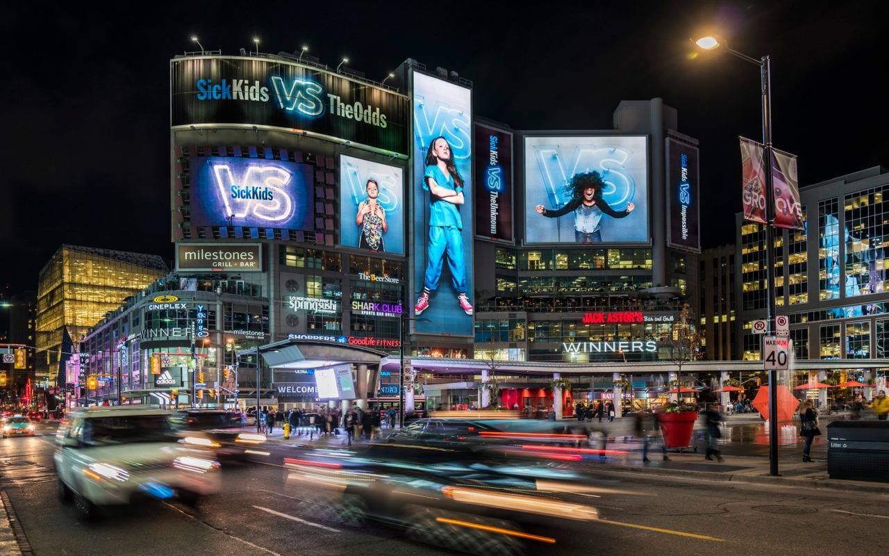 Билборды в эпоху программатики как маркетплейсы и банки формируют городскую среду Российский рынок OOH рекламы в 2025 году вырос на 10 достигнув 109 млрд рублей при этом его драйвером стала цифровизация Крупнейшими рекламодателями в стране стали маркетплейсы RWB Ozon экосистемы и банки Сбер ВТБ Альфа Банк Развитие сдерживается двумя факторами неравномерным внедрением программатик закупок 30 у лидера против 5 у рынка и рисками роста налоговой нагрузки в 2026 году Россия остается мировым лидером по диджитализации OOH однако по оценкам экспертов All billboards рост налогообложения и сокращение потребительского рынка в 2026 году могут привести к сокращению рынка в абсолютных цифрах Тенденция ведет ко всё более персонализированному и динамичному визуальному фону городов где реклама будет реагировать на контекст время суток и даже погоду постепенно стирая грань между наружным и цифровым медиа