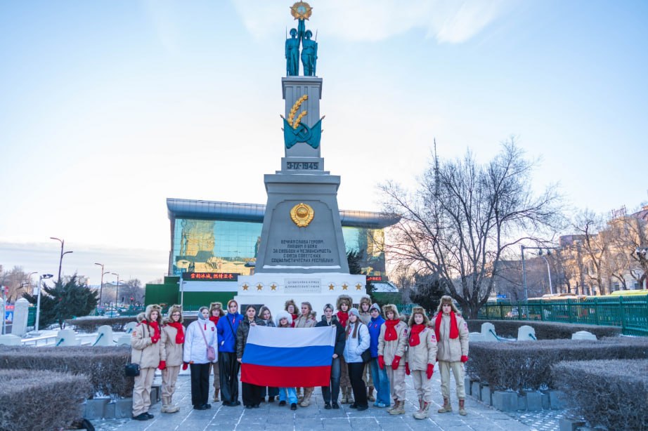 Молодежная делегация Хабаровского края подвела итоги поездки в Китай  Молодые патриоты побывали на кладбище героев Советской армии в Даляне и возложили цветы к мемориальному комплексу «Хуаншань» в Харбине.     Молодежная бизнес-миссия, в состав которой вошли лучшие выпускники форума молодых предпринимателей «Амур», в харбинском Институте передовых технологий презентовала свой бизнес китайским партнерам.  Творческое направление делегации в составе IV Гастрольного тура победителей фестиваля «Российская студенческая весна» участвовало в концертном шоу «Две страны – одно сердце». Напомним, фестиваль проводится по нацпроекту «Образование».    Поездка состоялась благодаря дипломатическим отношениям комитета по делам молодежи края с провинциями Хэйлунцзян и Ляонин.  #нацпроекты27