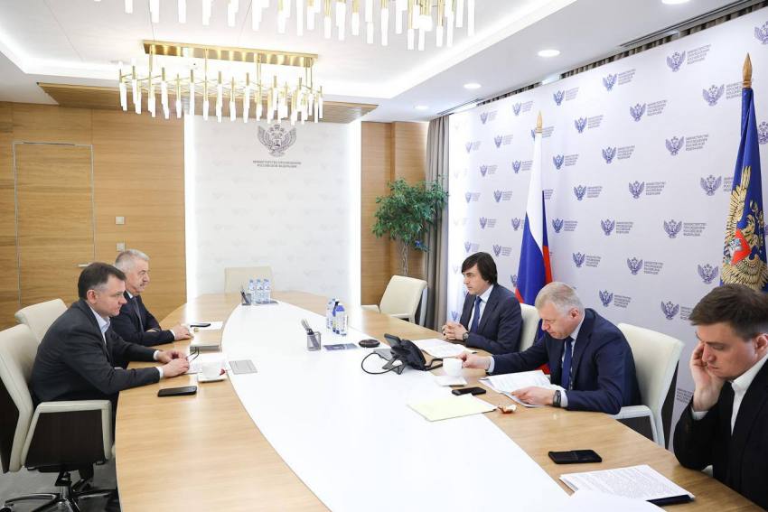 Слюсарь обсудил с министром просвещения РФ планы по строительству новых школ в Ростовской области Врио донского губернатора Юрий Слюсарь обсудил перспективы строительства и капитального ремонта учебных заведений в Ростовской области с министром просвещения России Сергеем Кравцовым. Об этом глава донского региона сообщил в своем ТГ-канале. По его словам, федеральные власти готовы выделить деньги на реализацию нескольких крупных проектов. Например, на строительство долгожданной школы в Батайске, по нацпроекту «Молодежь и дети» и программе «Развитие образования», отведено 1,7 млрд рублей. Там уже ведутся работы. Также за счет федеральных денег возведут несколько учебных заведений в донской столице. Кроме того, в этом году из регионального бюджета будет выделено 1,6 млрд рублей на модернизацию и строительство школ, оснащение кабинетов, а также выплаты участникам программы «Земский учитель». Также для развития в Ростовской области среднего профессионального образования, 76,6 млн рублей выделено на оснащение материально-технической базы Ростовского автотранспортного колледжа. А в следующем году, по федеральному проекту «Профессионалитет», по 100 млн рублей на модернизацию получат сразу несколько ростовских учебных заведений: Ростовский колледж технологии машиностроения, Ростовский колледж связи и информатики и Пролетарский аграрно-технологический колледж. —Вопросов в сфере образования Ростовской области, которыми нужно заниматься, много. Уверен, общими усилиями — используя наши собственные возможности, и при поддержке федерального центра — мы сможем их последовательно решить, — отметил Слюсарь.
