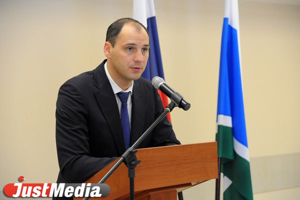 Денис Паслер поручил защитить энергетические объекты и торговые центры Среднего Урала от террористов Губернатор Свердловской области Денис Паслер поручил усилить меры безопасности на ряде объектов региона Соответствующее поручение он дал на заседании региональной антитеррористической комиссии во вторник 28 октября В частности защищенность будет повышена на объектах топливно энергетического комплекса объектах воздушного транспорта и в торговых центрах где фиксируется массовое скопление людей Повышение эффективности противодействия угрозам терроризма вопрос более чем актуальный Мы должны выработать конкретные решения для обеспечения абсолютной антитеррористической защищённости объектов сказал глава региона До конца ноября пройдут проверки защиты объектов ТЭК justmediaru