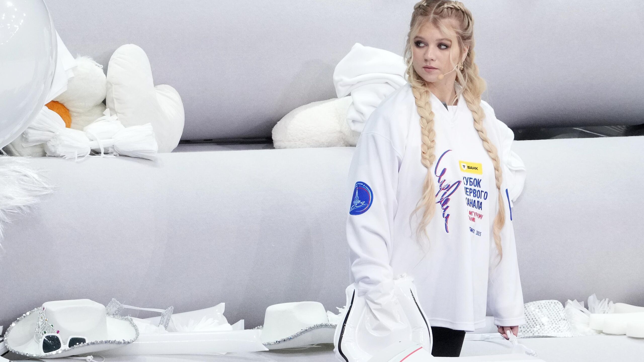 Серебряный призер Олимпийских игр по фигурному катанию Александра Трусова и чемпионка Европы Алена Косторная стали участницами нового сезона шоу Ледниковый период сообщает пресс служба Первого канала Ранее об участии фигуристок и выступлении на шоу олимпийской чемпионки Анны Щербаковой сообщал источник РИА Новости Полностью состав участников выглядит следующим образом Александра Степанова Иван Скобрев конькобежец Елизавета Худайбердиева Сергей Шубенков легкоатлет Алена Косторная Никита Ушнев хоккеист Анна Щербакова Константин Раскатов актер Софья Акатьева Артур Каспранов актер Александра Трусова Иван Жвакин актер Елизавета Туктамышева Марк Рудаковский хоккеист актер Татьяна Волосожар Семен Елистратов шорт трекист Евгения Тарасова Георгий Славороссов хоккей Татьяна Тотьмянина Федор Федотов актер Щербакова Трусова Косторная Акатьева Степанова и Худайбердиева впервые примут участие в проекте