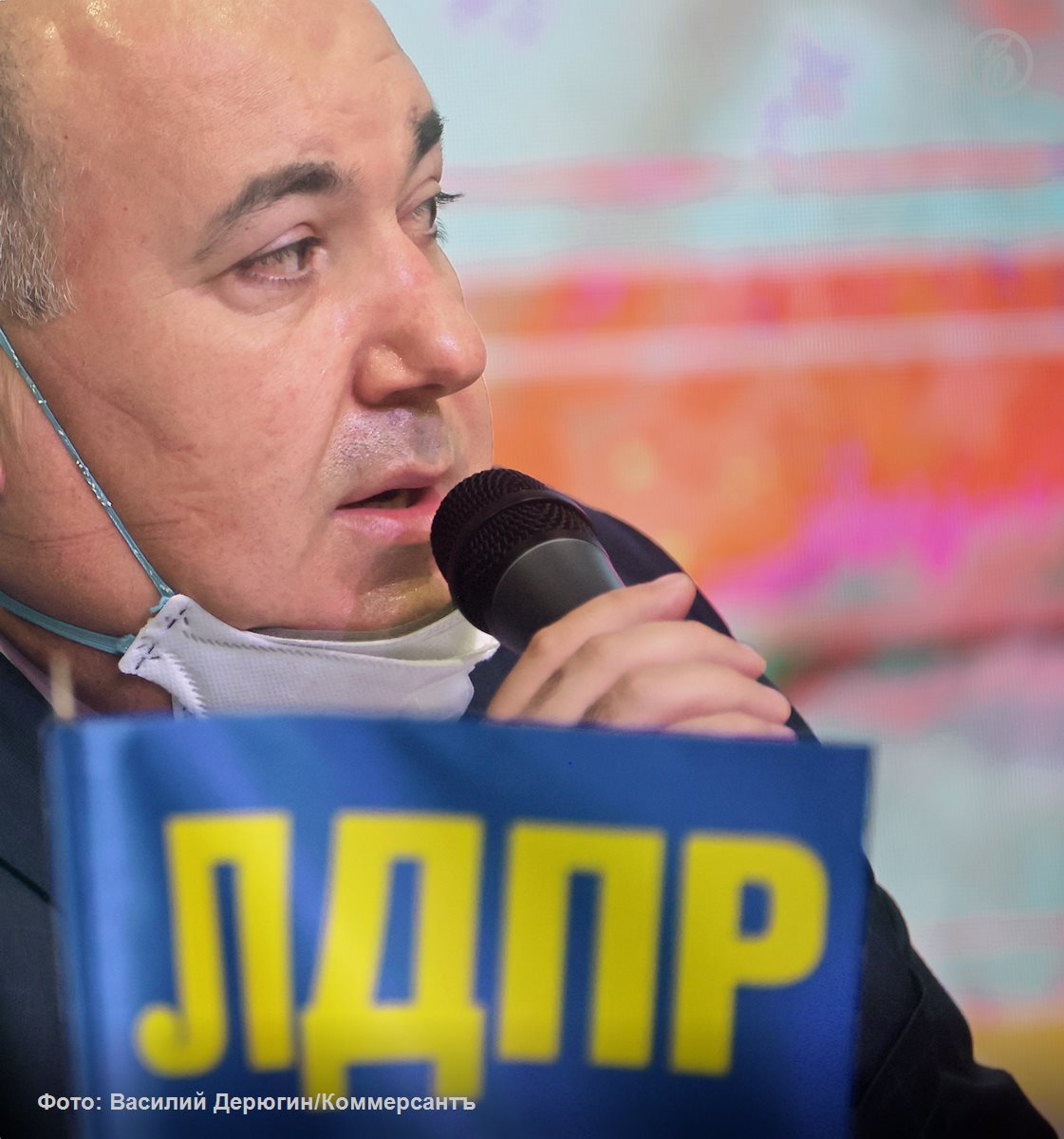 СКР и Справедливая Россия выясняют как разыскиваемый экс депутат Юрий Напсо стал членом участковой избирательной комиссии в Ростове на Дону Это позволило ему получить иммунитет и уголовное дело об изнасиловании было прекращено Господин Напсо был включен в комиссию по представлению Алексея Лащенко руководителя районного отделения СР Полномочия Юрия Напсо досрочно прекращены 15 января а господин Лащенко исключен из партии Ему следовало учесть политическую составляющую личность Юрия Напсо уже длительное время на слуху пояснил Ъ руководитель политсовета ростовского отделения Сергей Косинов Юрий Напсо заявил Ъ что расследование по делу об изнасиловании может быть возобновлено По его версии обвинение месть помощницы которая подделала его подпись и присвоила около 2 млн руб из фонда на зарплаты Ъузнал