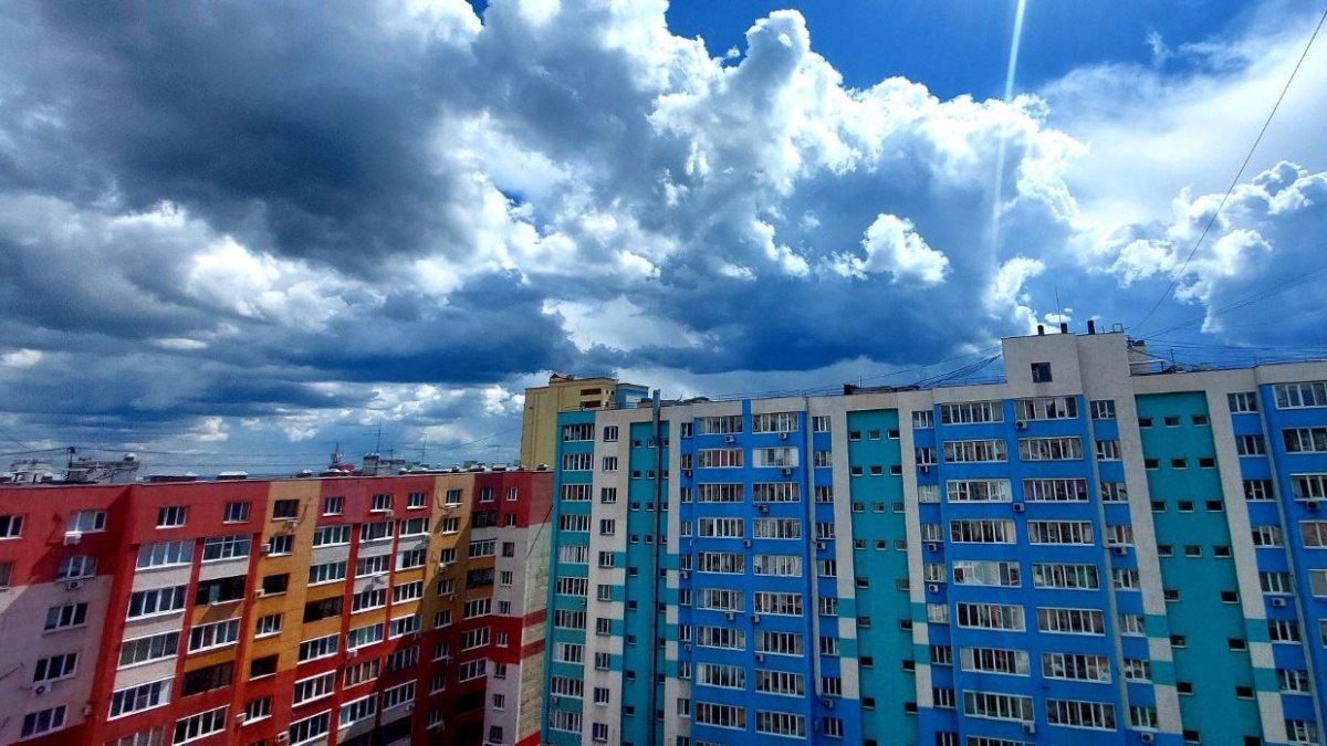 В Самаре готовность домов к отопительному сезону превышает 70% В Самаре продолжается активная подготовка к предстоящему отопительному сезону. Государственная жилищная инспекция Самарской области проводит обследование около 10 тысяч многоквартирных домов, чтобы убедиться в их готовности к холодам. Теплоснабжающие организации и управляющие компании тщательно проверяют общедомовые приборы учета, состояние систем отопления, теплоизоляции и инфраструктуры зданий, а также оформляют паспорта готовности. Подробнее читайте на сайте. ГТРК «Самара»