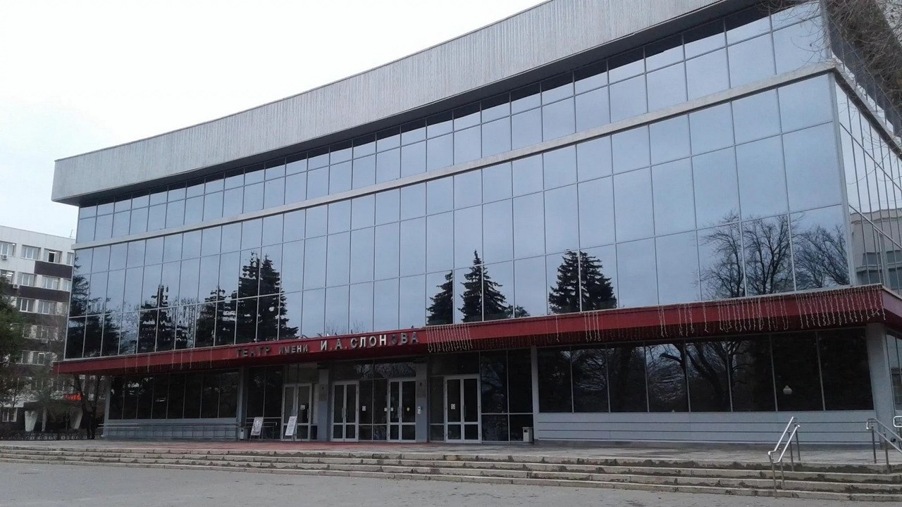 Провести время культурно Саратовский государственный академический театр драмы им И А Слонова приглашает посетить спектакли большой сцены Королева по пьесе Ф Шиллера 12 12 октября в 17 00 Восемь любящих женщин Р Тома 12 15 октября в 18 30 Ба Ю Тупикина 16 28 октября в 18 30 Билеты можно получить по Пушкинской карте саратов