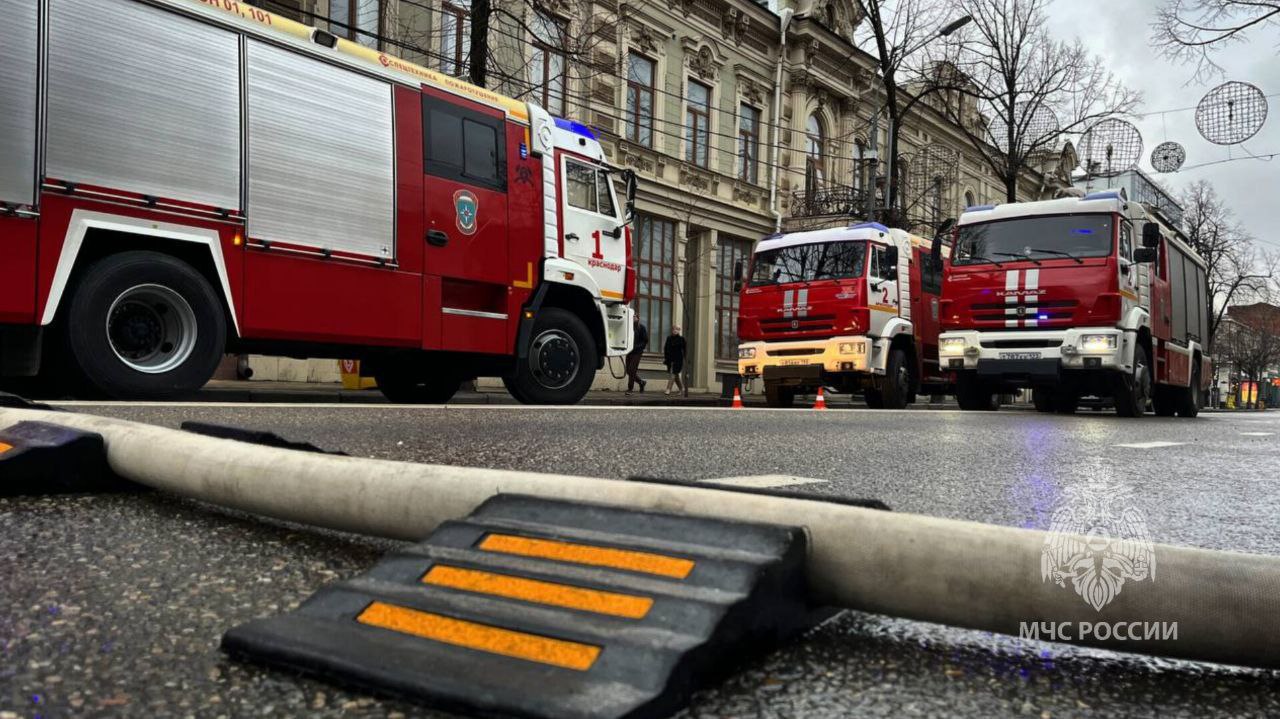 Очевидцы: пожар в доме мог произойти из-за газового оборудования    Об этом рассказал сосед нашему корреспонденту Алисе Дмитренко. Якобы женщина включила газовый котёл, но что-то пошло не так, и огонь начал охватывать жилище. Официальной версии пока нет.    В центре Краснодара возгорание полностью ликвидировано. Спасатели потушили огонь на площади 90 кв. м.  UPD В полиции рассказали о предварительной версии пожара. Причиной ЧП стало неправильное использование газовой печи, сообщили в УМВД России по Краснодару.    Быть в курсе   Прислать новость