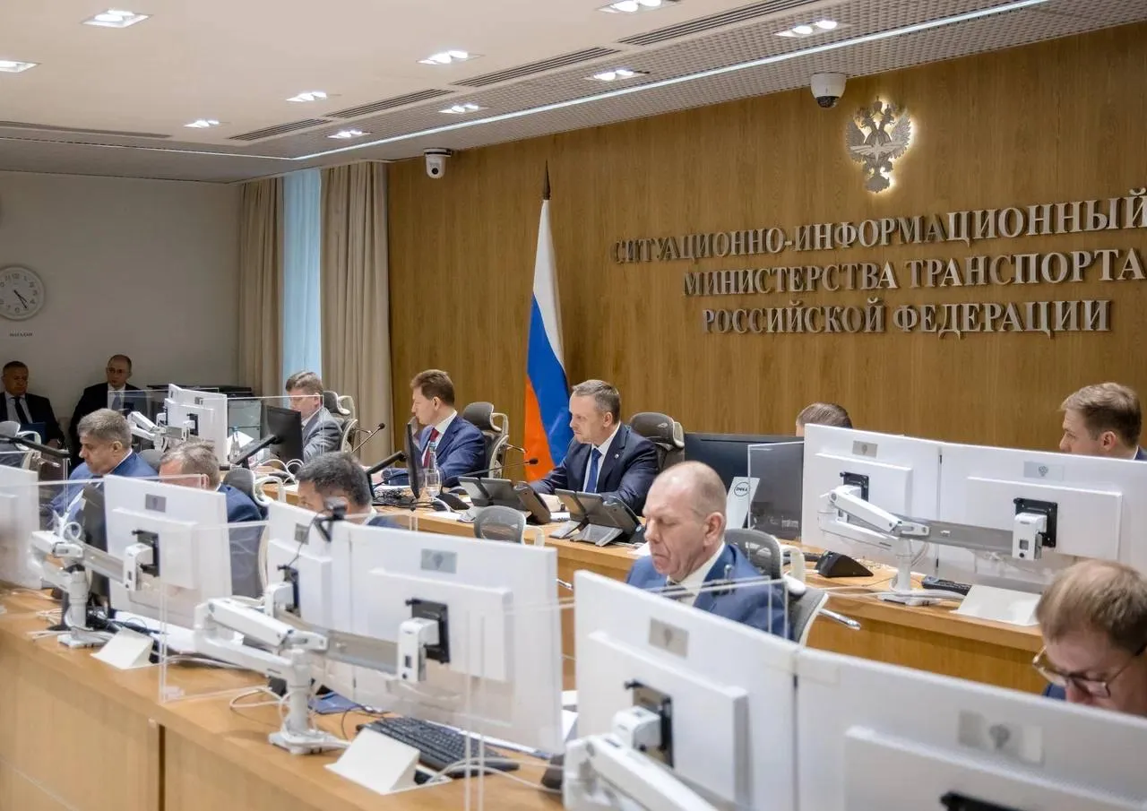 Под руководством министра транспорта России Андрея Никитина прошло оперативное совещание в ситуационном центре посвящённое готовности транспортной инфраструктуры к работе в праздничный период Руководитель Росморречфлота Андрей Тарасенко доложил о мерах по обеспечению бесперебойной работы морского и внутреннего водного транспорта в предстоящие праздничные дни Принят комплекс решений для обеспечения безопасности судоходства в морских портах и на внутренних водных путях устойчивого функционирования береговых систем управления и связи защиты объектов транспортной инфраструктуры Дежурно диспетчерские службы и пункты управления переведены на усиленный режим работы Назначены дежурные из числа руководства для оперативного реагирования на ЧС Обеспечена круглосуточная связь и работа систем оповещения При ухудшении погодных условий предусмотрены дополнительные проверки состояния объектов чтобы минимизировать риски и последствия Экипажи судов и аварийно спасательные подразделения несут дежурство в соответствии с утверждённым планом графиком реагирования