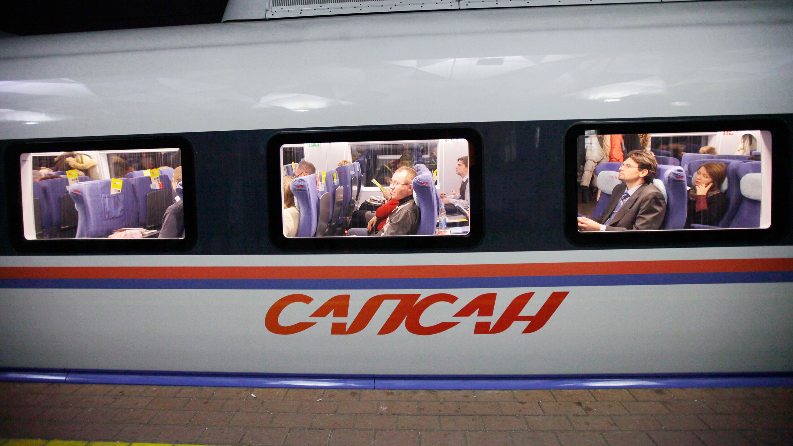 Поезд Сапсан направлявшийся из Петербурга в Москву задерживается по техническим причинам на перегоне Тосно Ушаки сообщает Октябрьская железная дорога Инцидент произошел в понедельник в 21 18 мск с поездом 785 Октябрьская железная дорога принесла извинения пассажирам за доставленные неудобства заверив что предпринимает все необходимые меры для сокращения времени задержки поезда