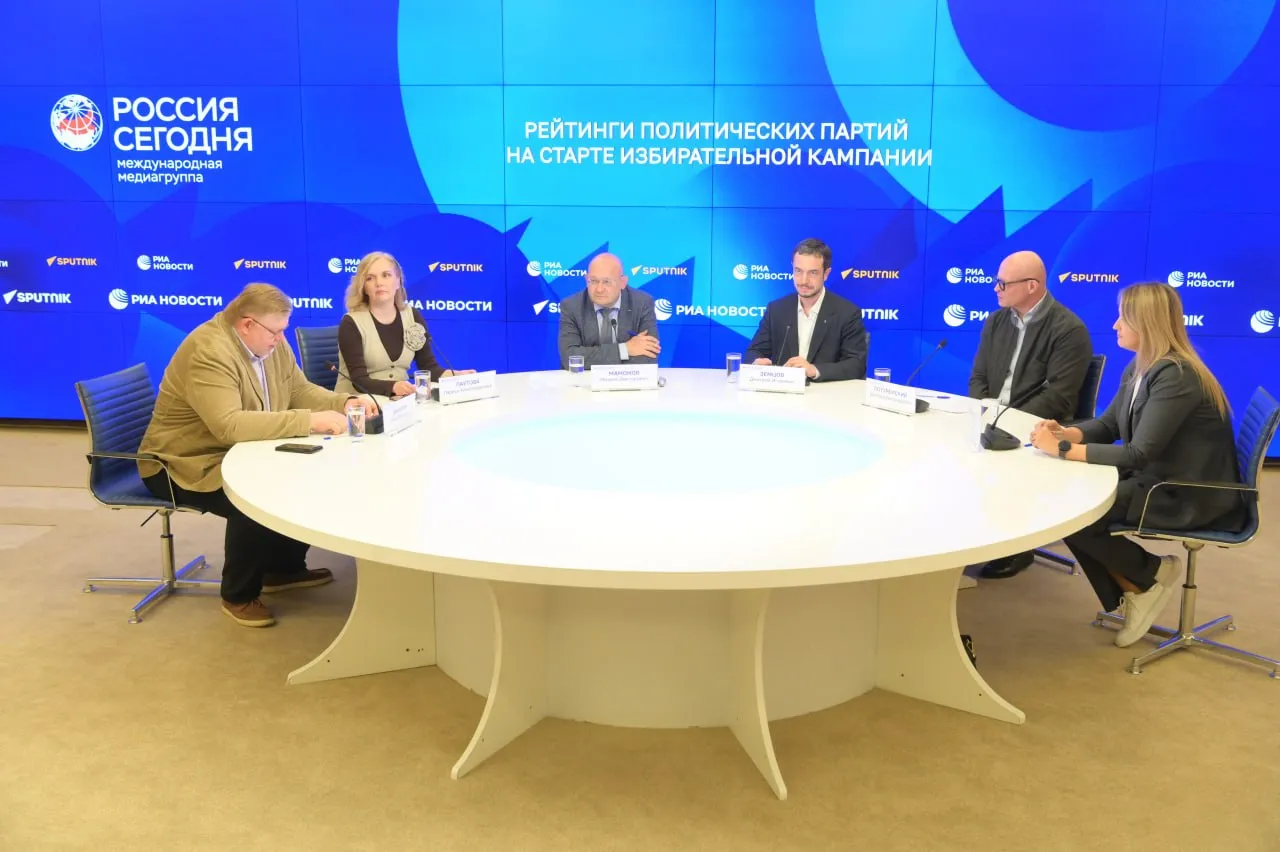 Эксперты ЭИСИ объяснили особенности замеров общественного мнения в предвыборный период 14 мая в ходе круглого стола ЭИСИ социологи и политологи обсудили как методика опросов влияет на цифры поддержки партий почему различаются данные социологических организаций ВЦИОМ ФОМ и прочих и какую роль играют онлайн исследования и цифровая аналитика в современных электоральных измерениях Электоральный рейтинг не равно результат выборов Рейтинги партий стали одной из самых обсуждаемых тем старта думской кампании Они показывают модель голосования если бы выборы прошли в ближайшее воскресенье и зависят от метода опроса тогда как исход выборов определяется явкой мобилизацией сторонников составом кандидатов в бюллетене и качеством кампании в округах ВЦИОМ перешёл на комбинированные опросы Теперь в репрезентативном опросе ВЦИОМ 1600 респондентов 800 человек по телефону ещё 800 в формате личных интервью Это позволяет компенсировать ограничения каждого из методов и лучше охватывать разные группы населения Первые результаты комбинированного опроса ВЦИОМ Единая Россия собирает 31 2 поддержки КПРФ ЛДПР и Новые люди занимают близкие позиции в диапазоне от 9 1 до 11 9 Справедливая Россия находится на уровне 4 2 Эти цифры задают стартовые условия в которых парламентские партии входят в федеральный электоральный цикл Поквартирные опросы ФОМ достижимость и живое общение ФОМ опирается на личные интервью по месту жительства и мнение тех кто редко участвует в онлайн и телефонных исследованиях Такой подход обеспечивает высокую достижимость и уровень доверия хотя и требует больших ресурсов По данным ФОМ Единая Россия набирает 39 поддержки ЛДПР 11 КПРФ 8 Новые люди 6 Справедливая Россия За правду 4 Комбинирование методов повышает точность и валидность данных Подход ИНСОМАР фокусируется на связи рейтингов с реальным поведением избирателей в день голосования Использование разных методик и их сочетаний помогает точнее видеть структуру электората и сглаживать ограничения каждого отдельного формата опросов Онлайн социология запретить нельзя использовать Онлайн опросы и цифровая аналитика как показывает практика АНО Диалог дают высокую скорость и большую достижимость особенно в условиях информационной турбулентности Участие в удобное время и в привычной цифровой среде помогает респондентам отвечать более откровенно Развитие онлайн методов и цифровых респондентов дополняет традиционные способы измерения общественного мнения но не заменяет их Подробнее читайте в нашем релизе